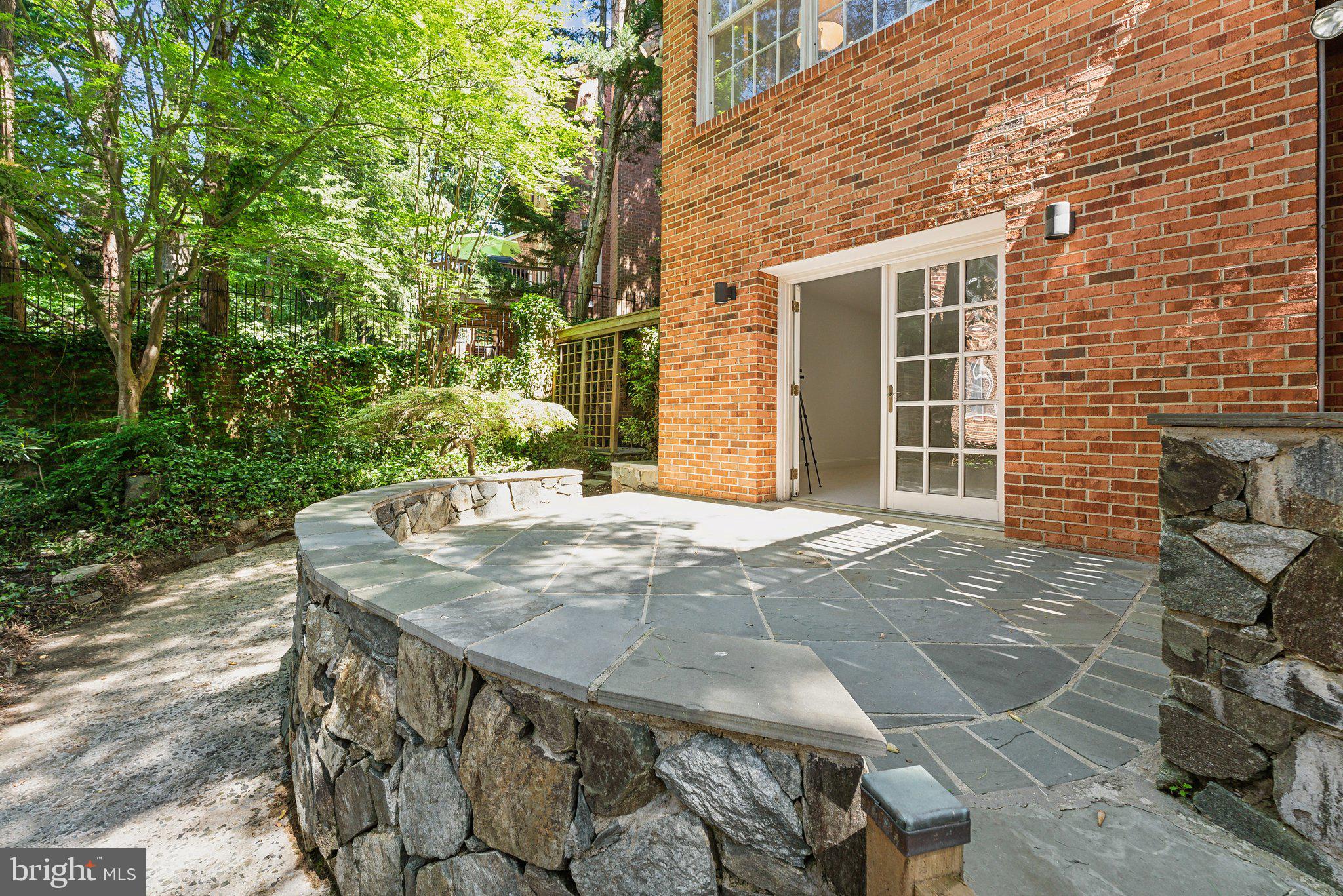 BATTERY KEMBLE PLACE - Residential