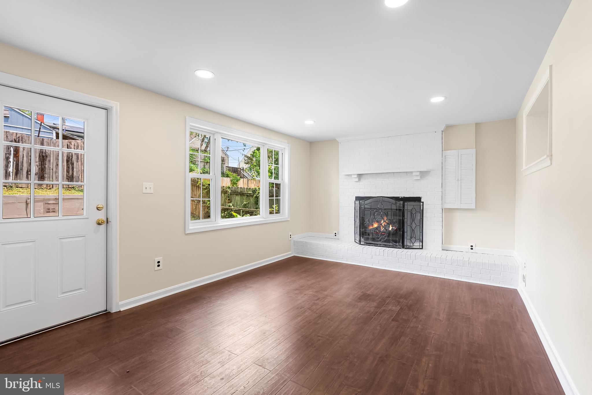 ARUNDEL GARDENS - Residential