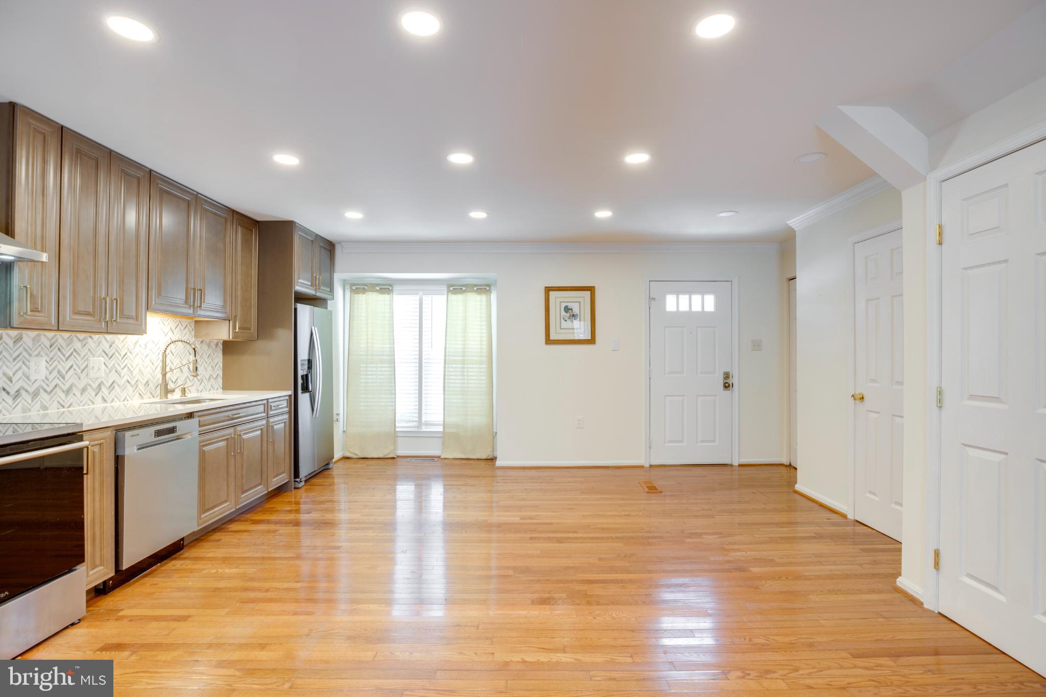 5772 CROWNLEIGH COURT