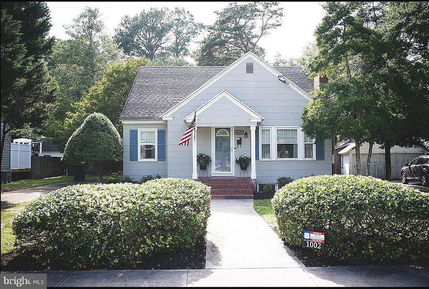 Charming updated Cape in a great location close to shopping, restaurants, SU, Tidal Health and much more!