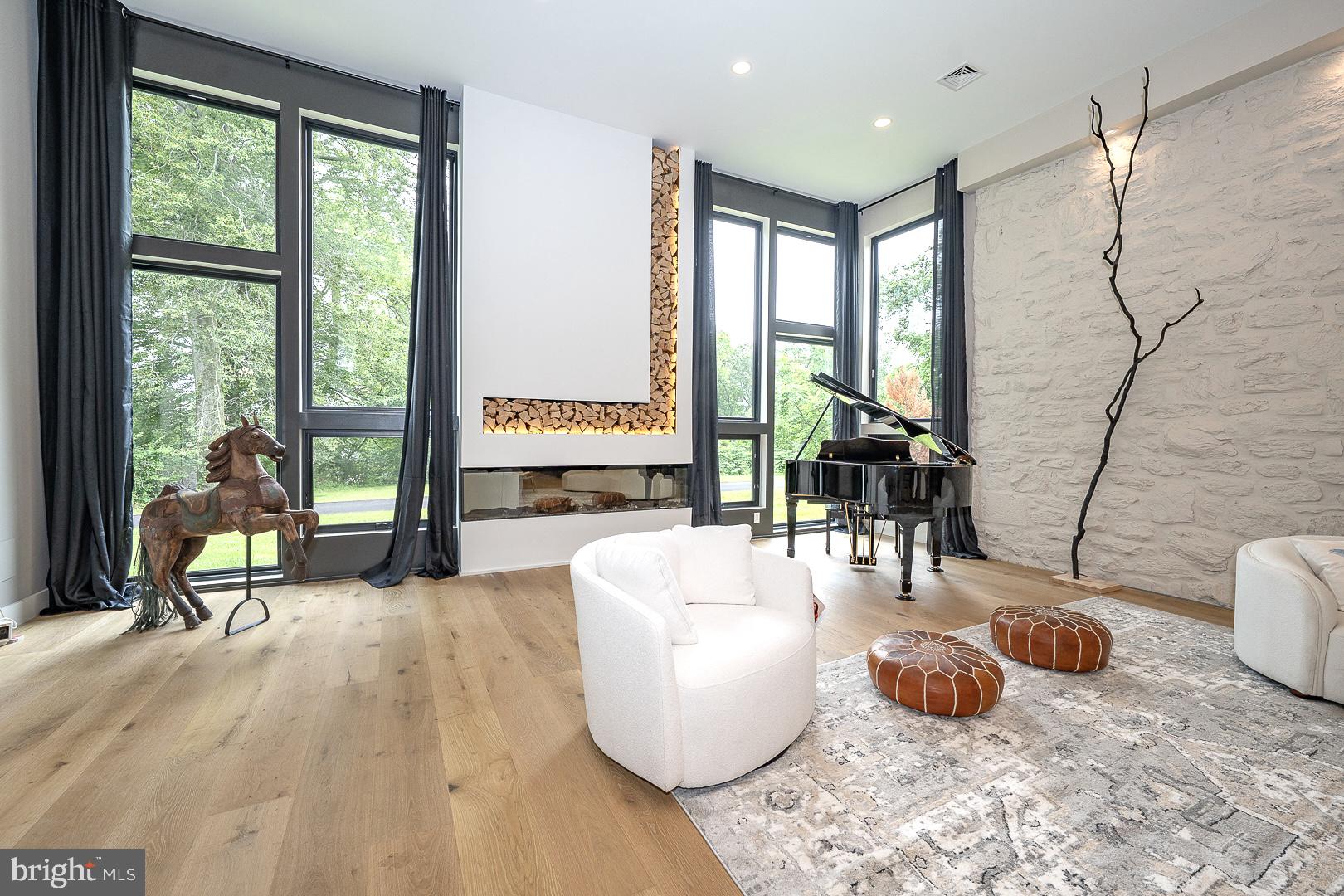 FOULK  MANOR - Residential