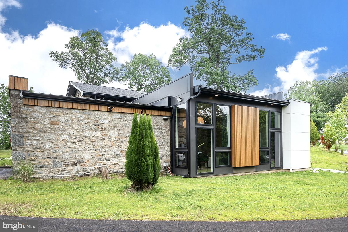 FOULK  MANOR - Residential