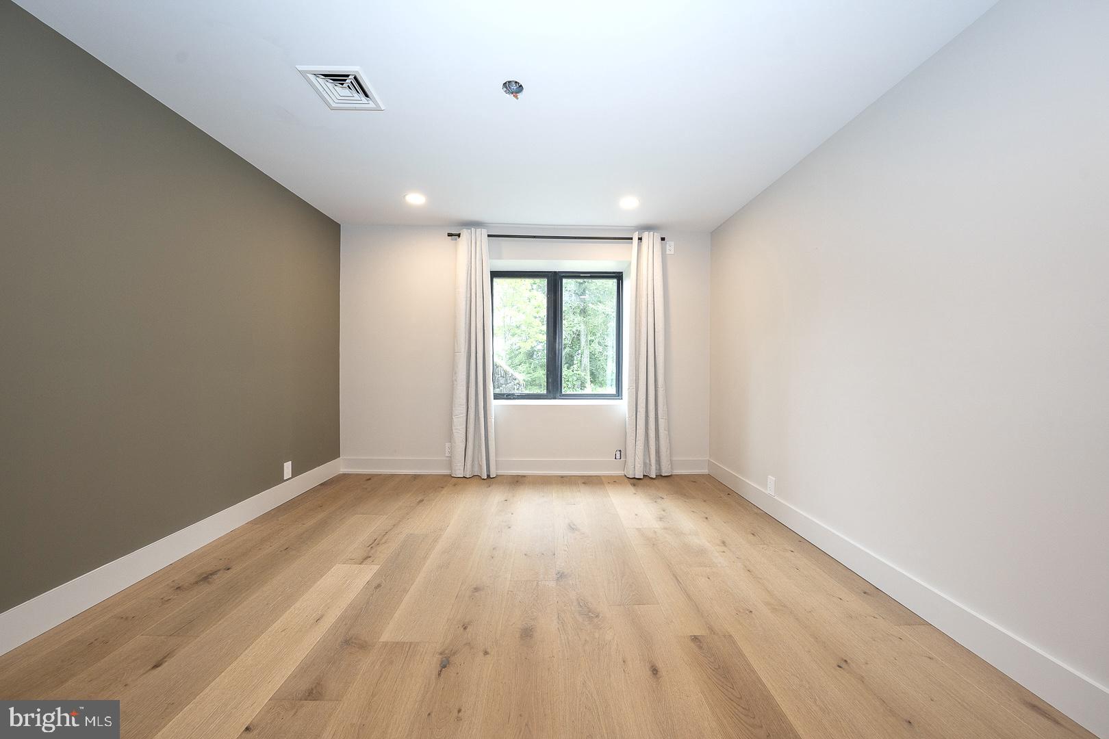 FOULK  MANOR - Residential