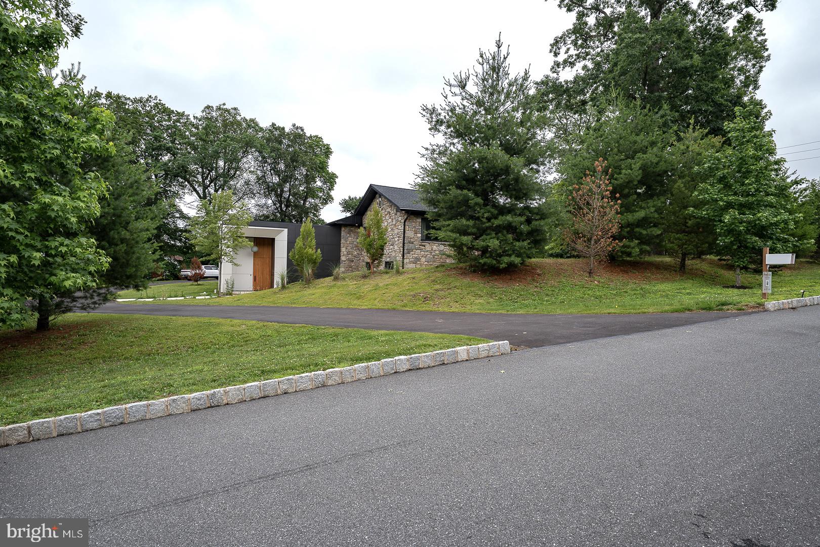 FOULK  MANOR - Residential