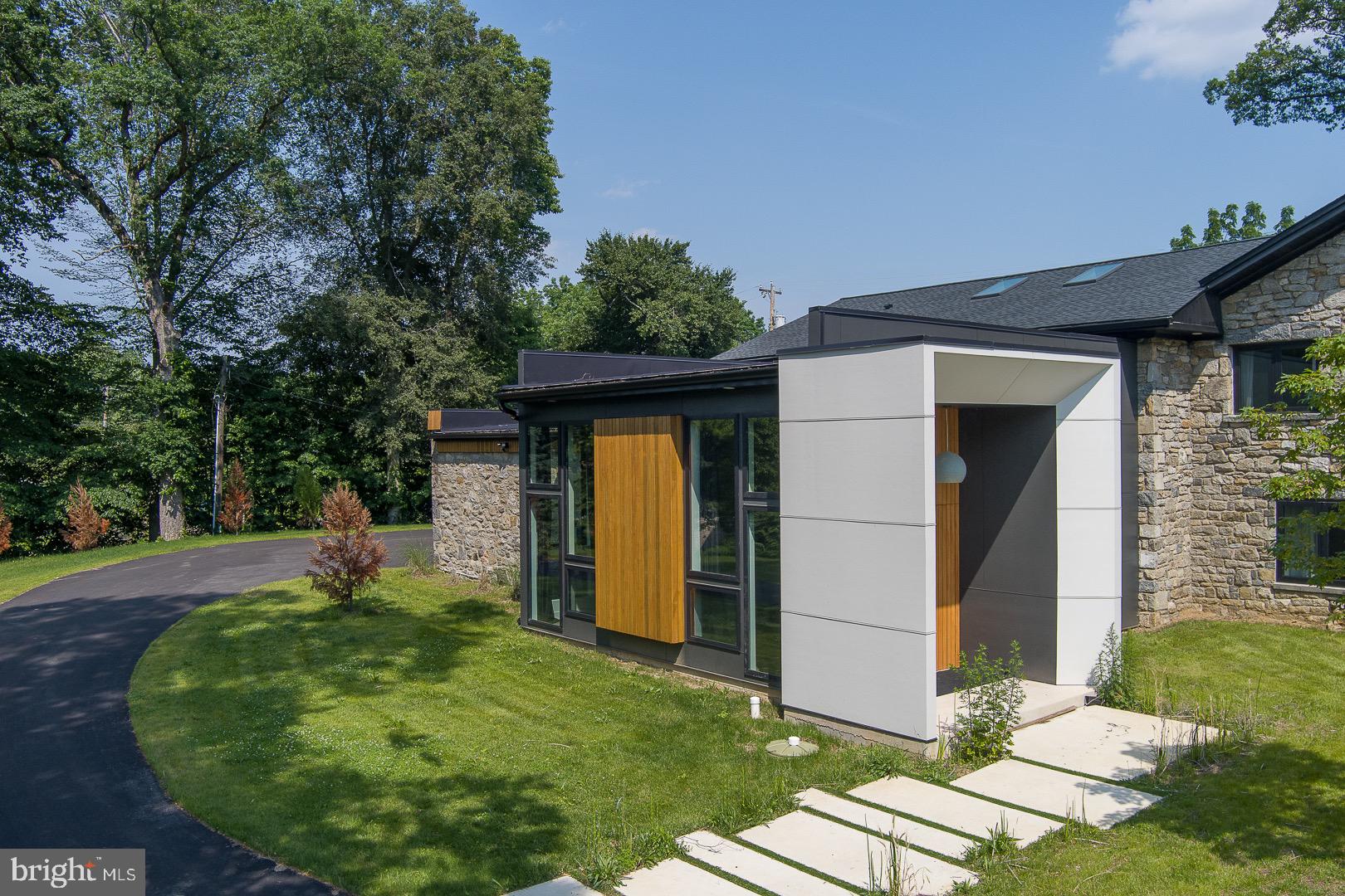 FOULK  MANOR - Residential