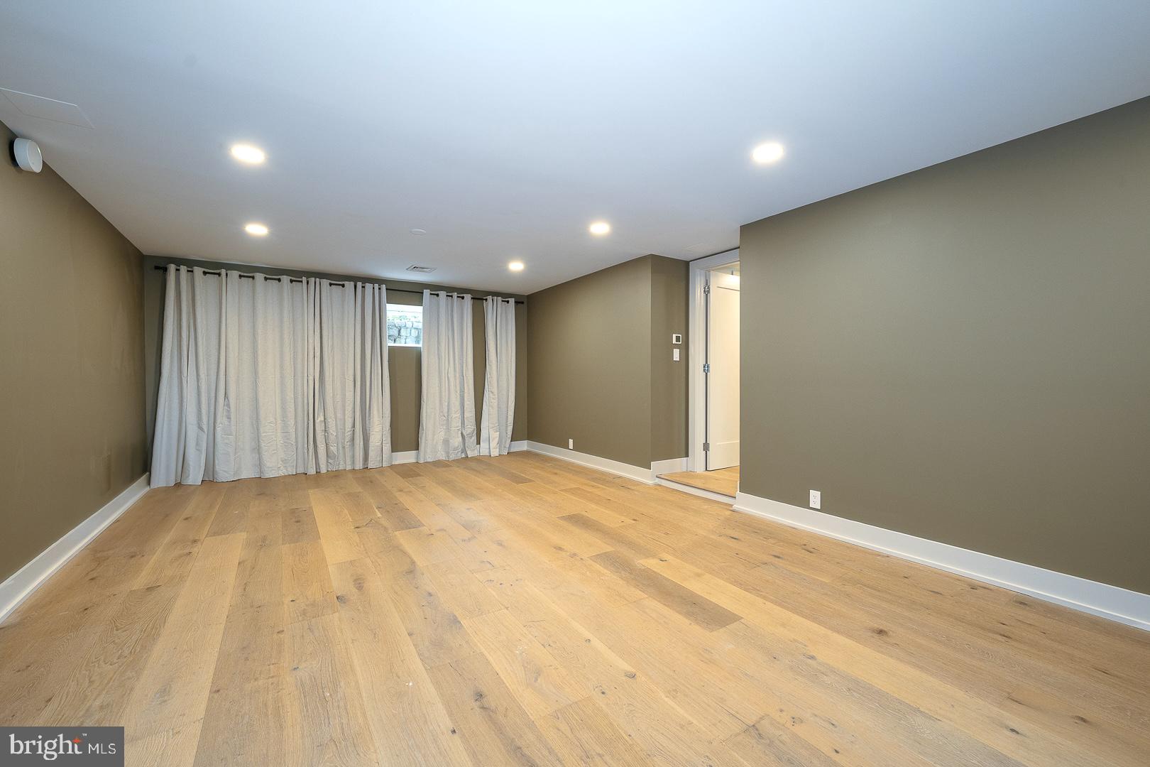 FOULK  MANOR - Residential