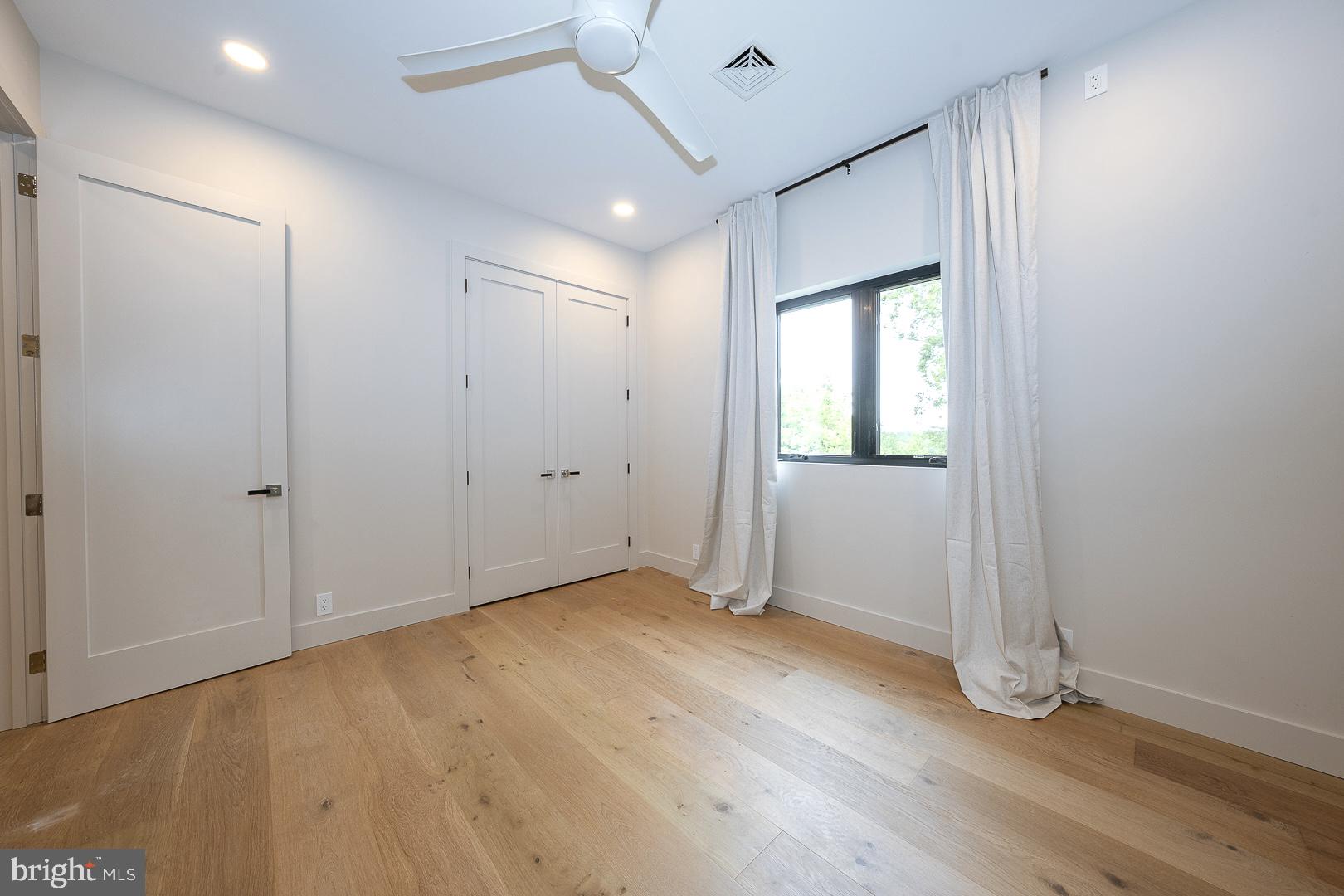 FOULK  MANOR - Residential