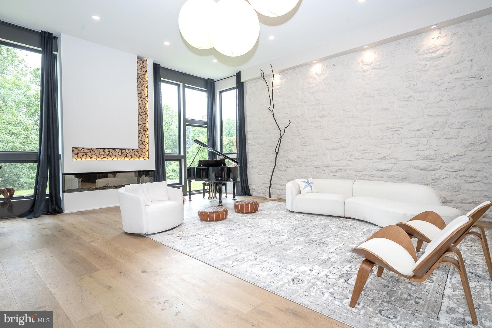 FOULK  MANOR - Residential