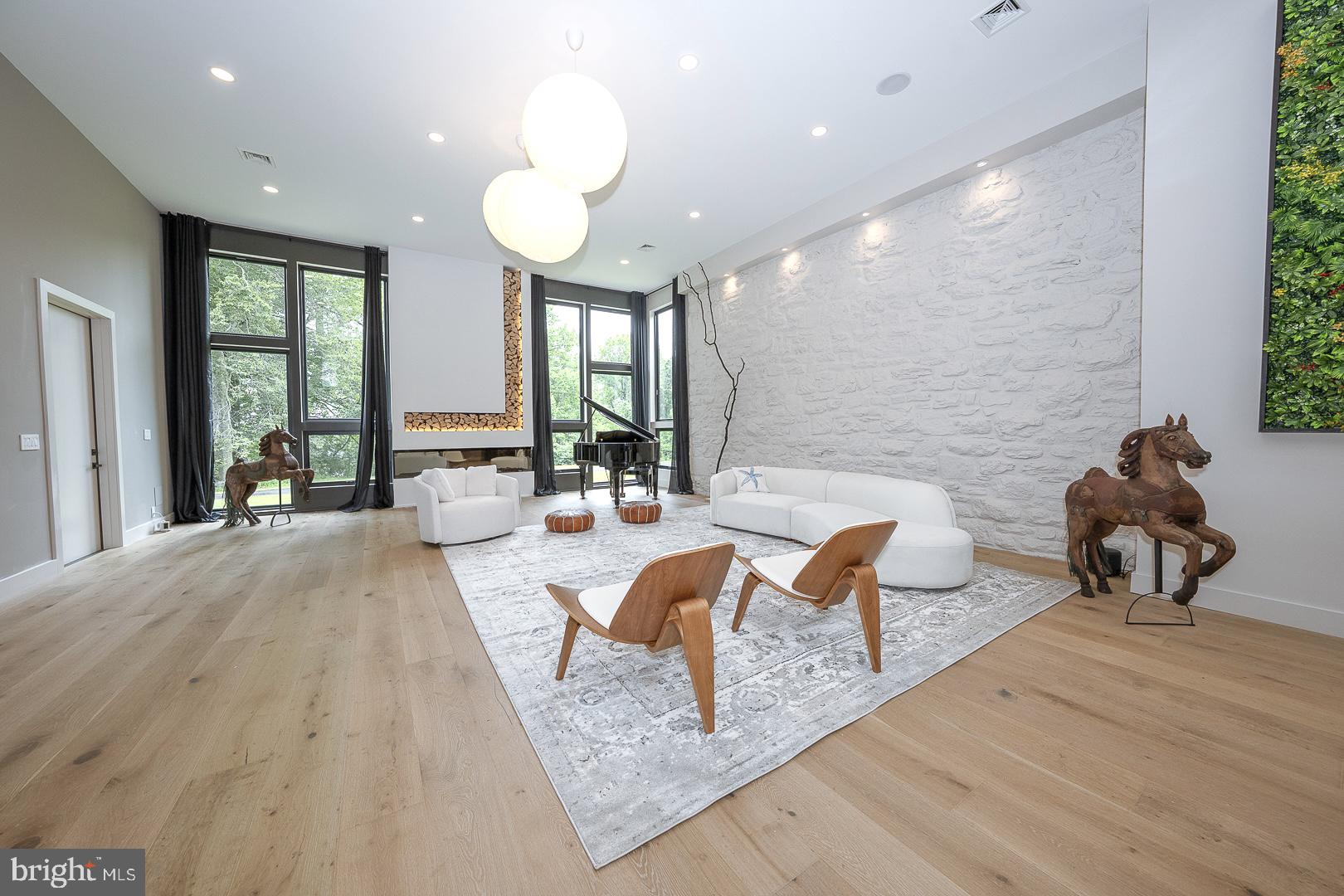 FOULK  MANOR - Residential