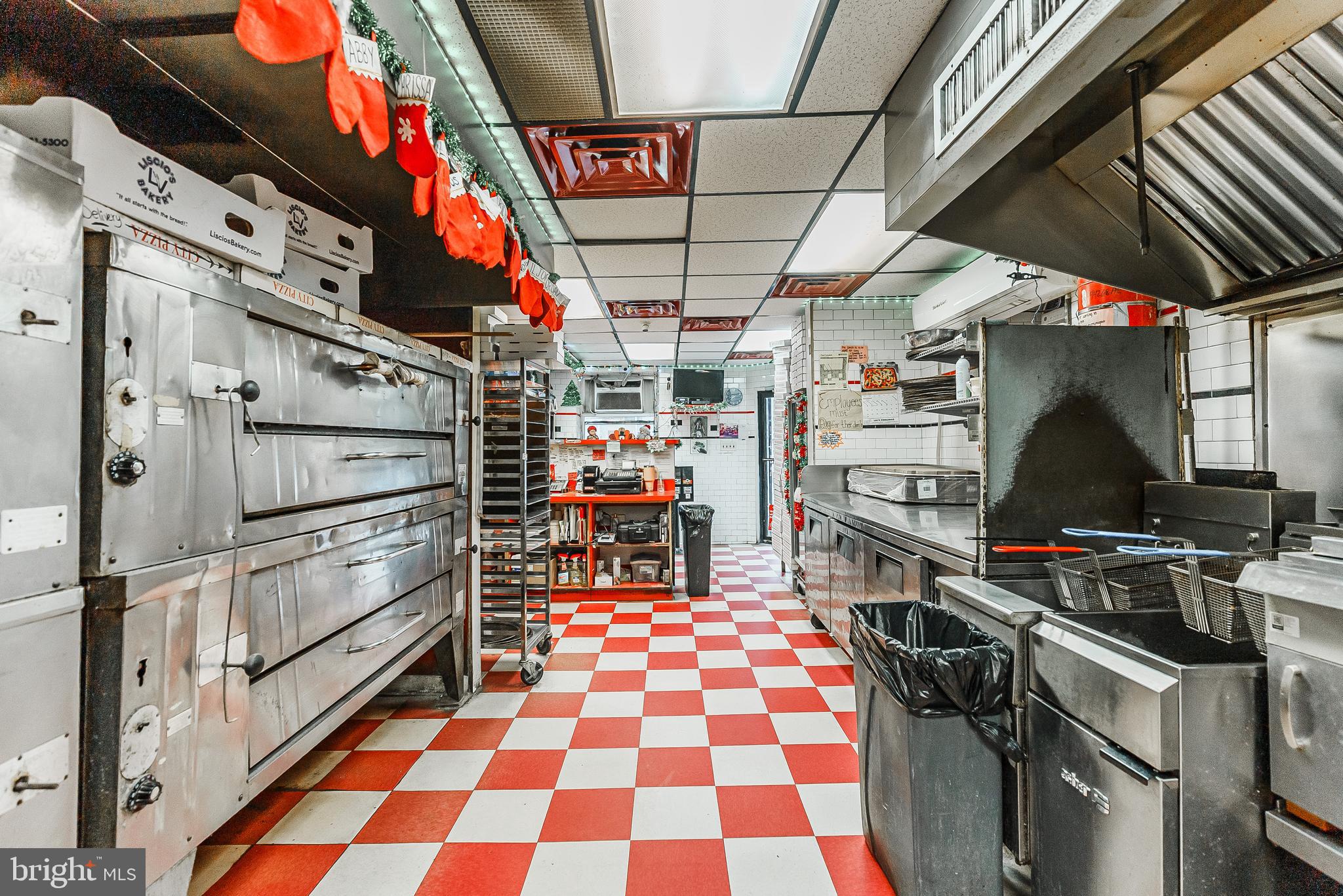 WHITMAN - Commercial Sale