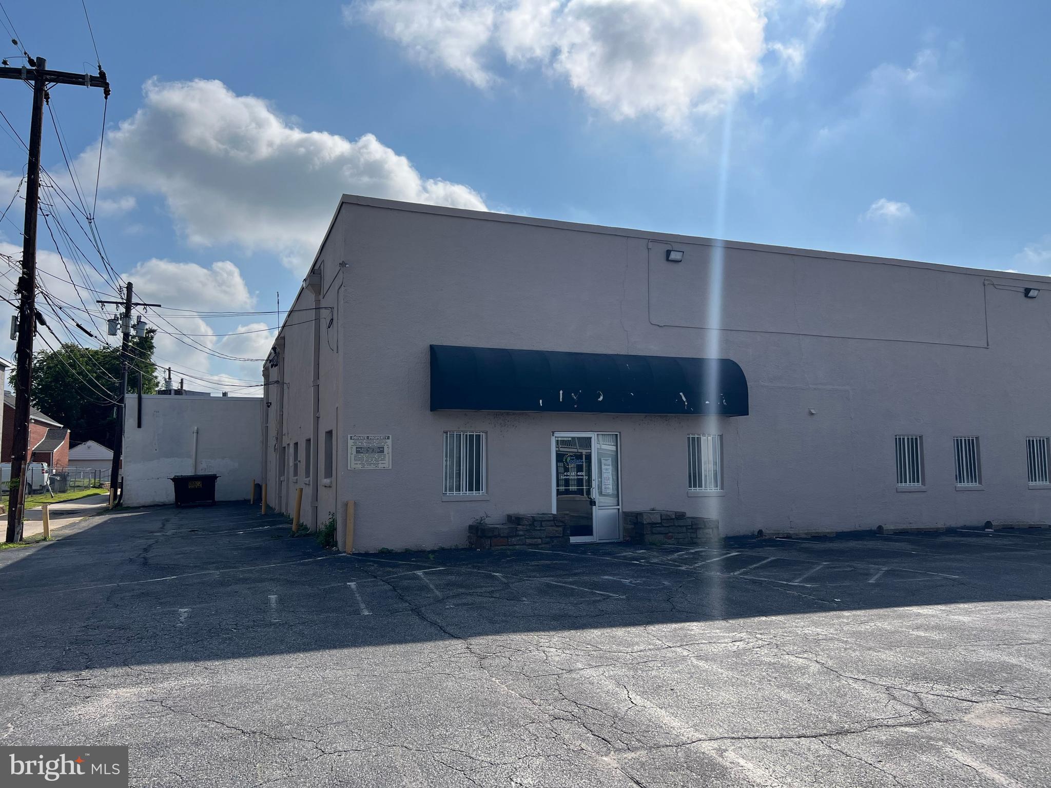 Main image without alt text