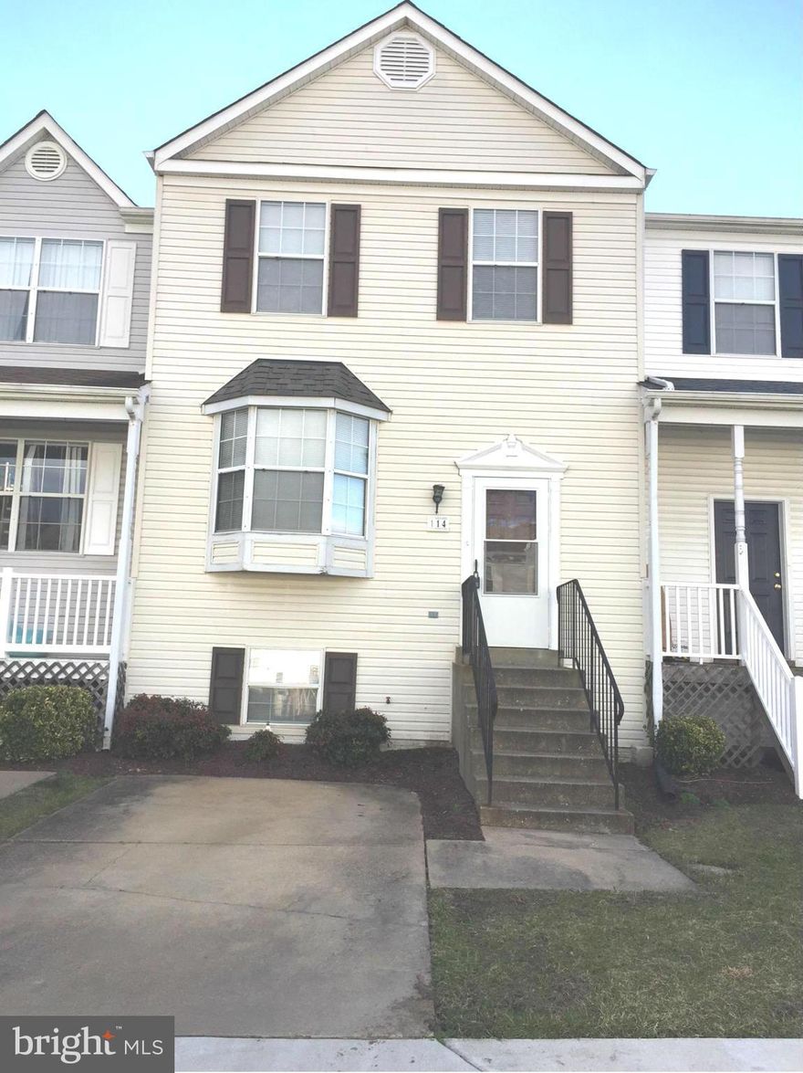 Very Spacious 3 level townhome, with 5 bedrooms, 3 full bath and 1 half bath, deck, Washer/Dryer in separate room in basement,with walkout level.  Close to shopping centers, school, restaurants, I-95, etc.