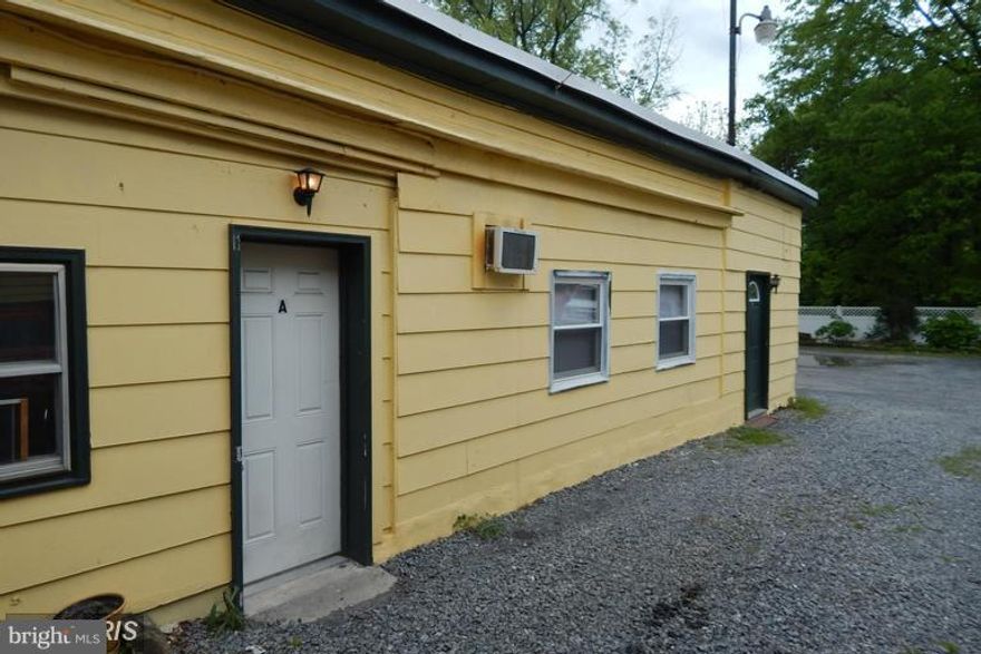 1 BEDROOM SPACIOUS LIVING IN TOWN. CLOSE TO SHOPPING, SCHOOLS AND MORE. RENT INCLUDES WATER, SEWER AND TRASH. LARGE KITCHEN PLUS FAMILY ROOM. REAR ENTRANCE. LARGE BEDROOM.  NO PETS. Off Street parking.