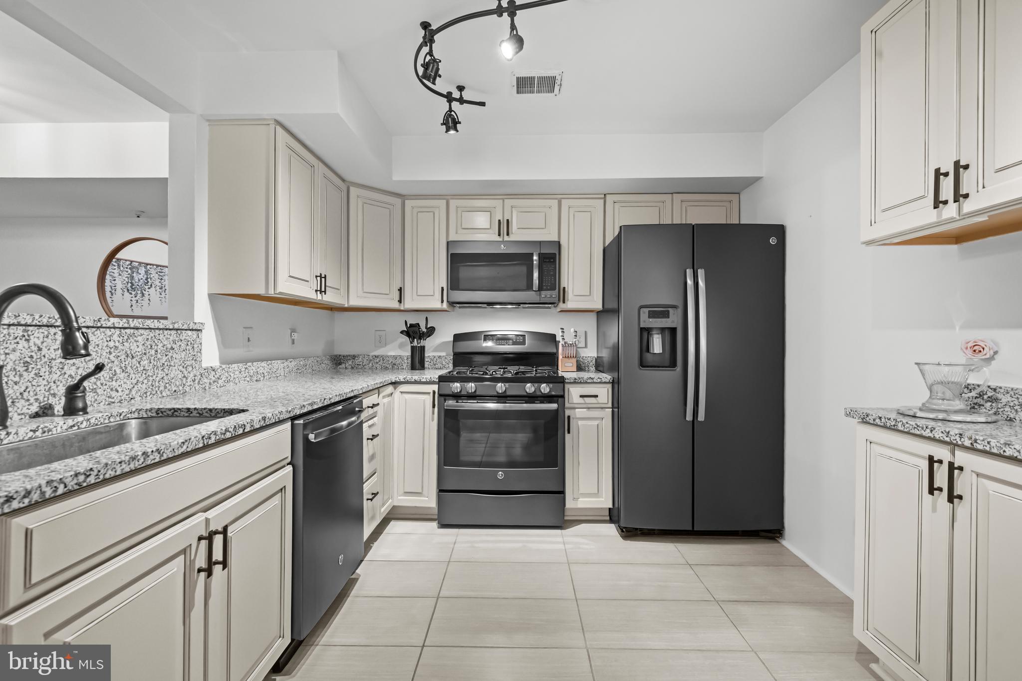 FAIRFIELD HOUSE - Residential