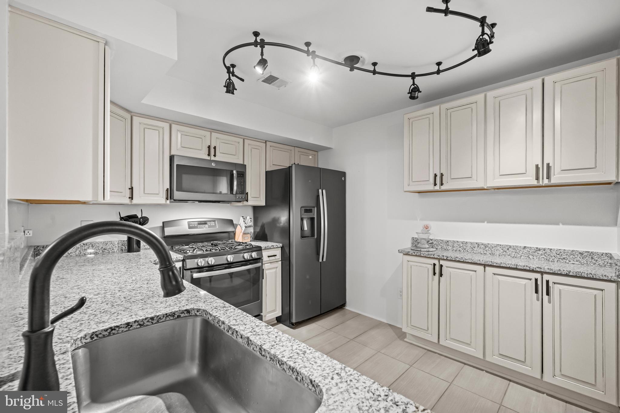 FAIRFIELD HOUSE - Residential