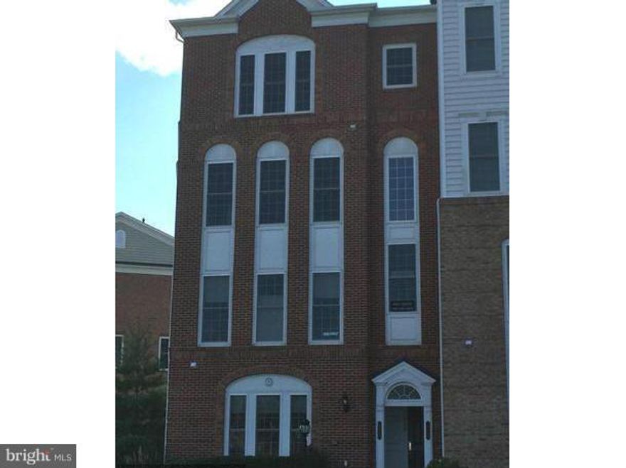 Come home to a spacious Saratoga Model for rent. End unit townhouse in Potomac Club. This townhouse condo has many updates, granite counter tops, Gourmet Kitchen, Tile, Near Shops, restaurants, I-95, Wegman's and town center. Certified funds required.
