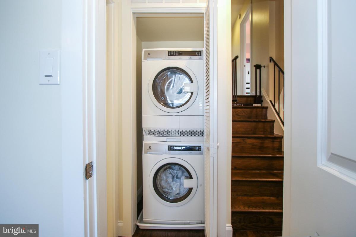 MANOR WOODS - Residential Lease