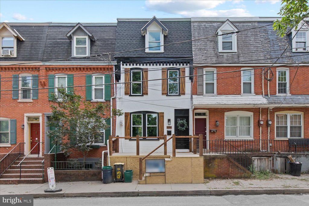 Photo of 238 E Lemon Street, Lancaster, PA 17602 (MLS # PALA2039772)