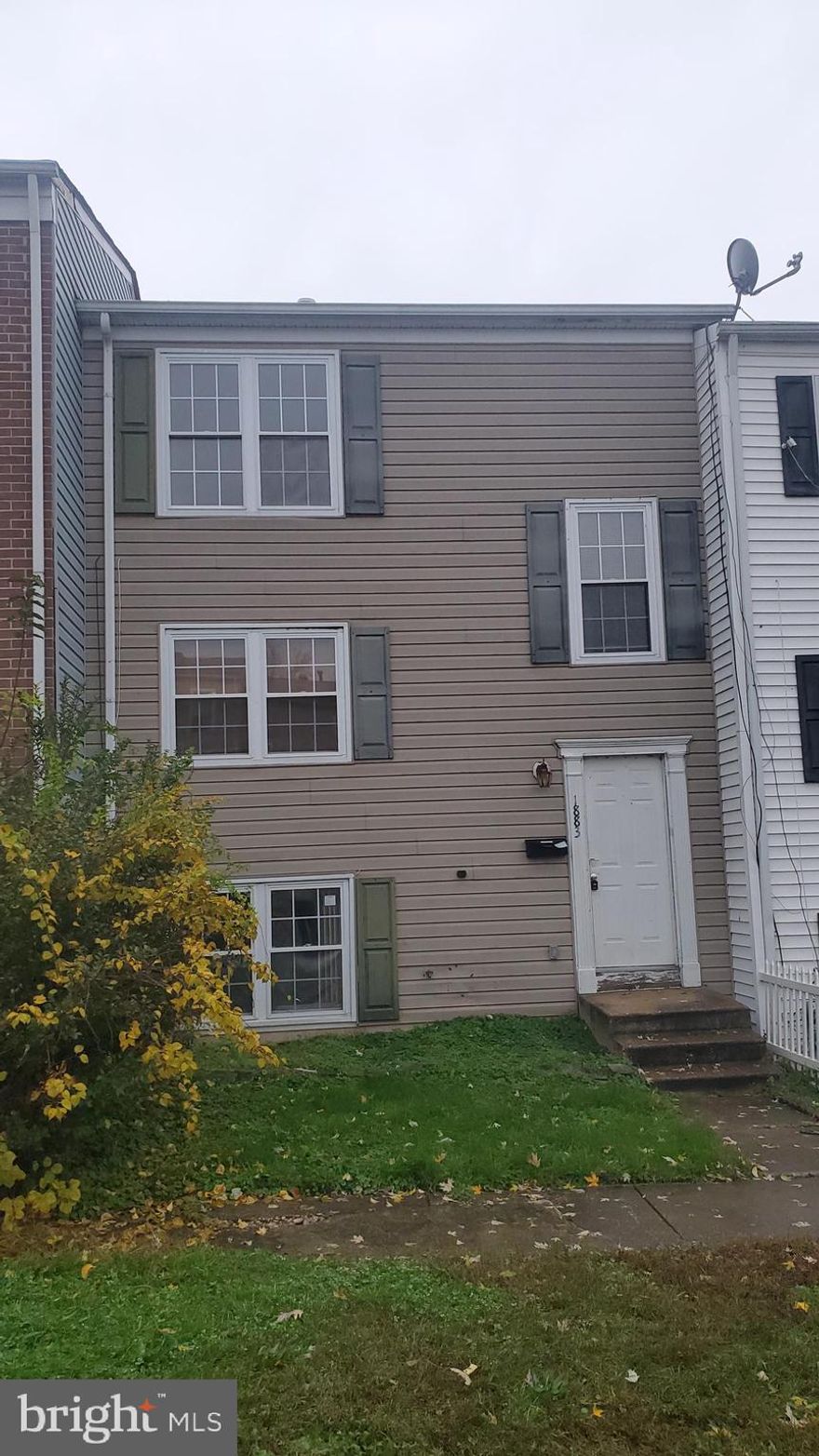 Being sold as is and subject to third party approval. All offers must be in wet signatures. Offers received in electronic signatures will not be reviewed, responded to or considered. No offers will be accepted until 15DOM. Property needs work.