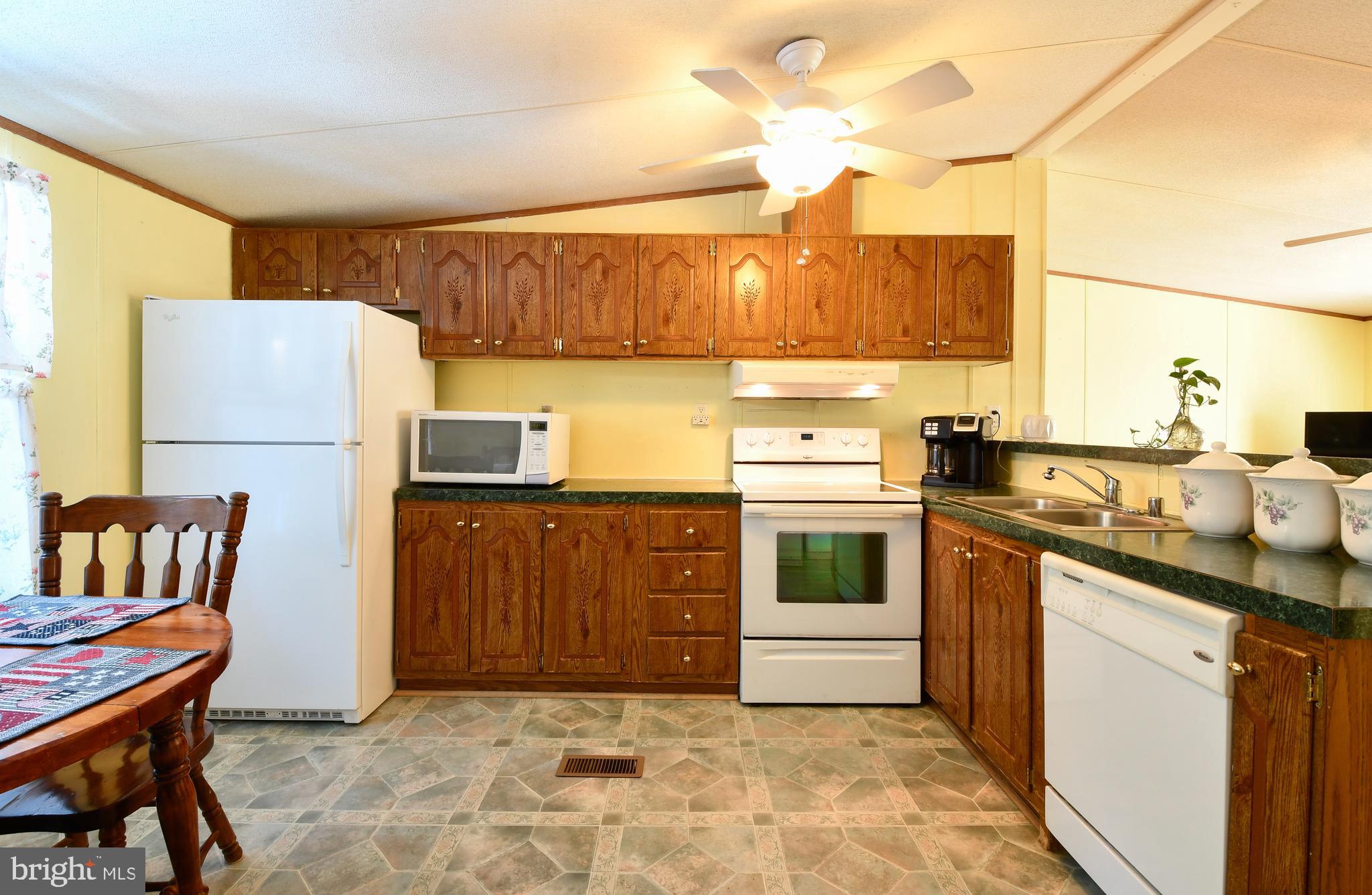 COUNTRY ACRES - Residential