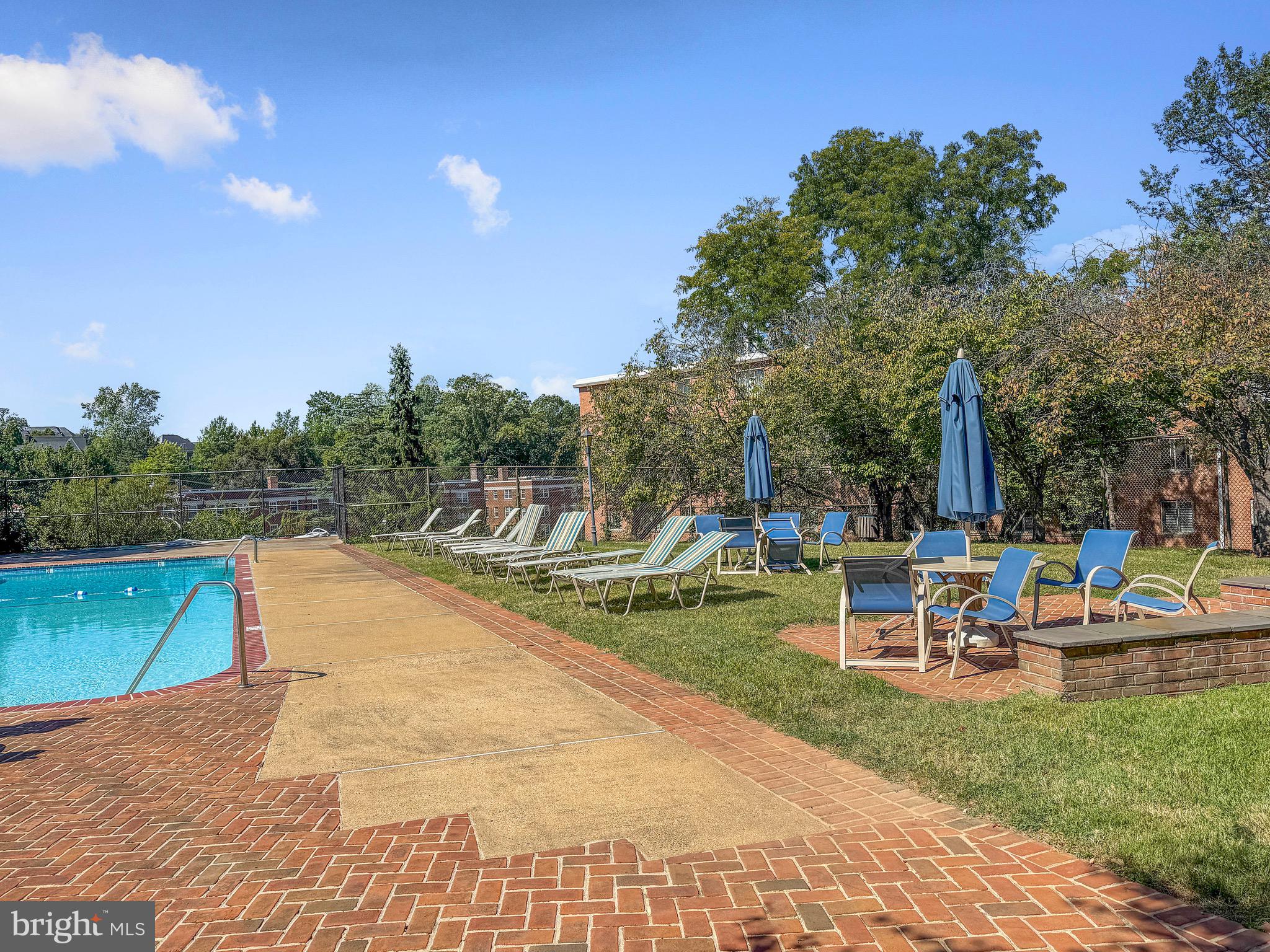 LYON VILLAGE - Residential