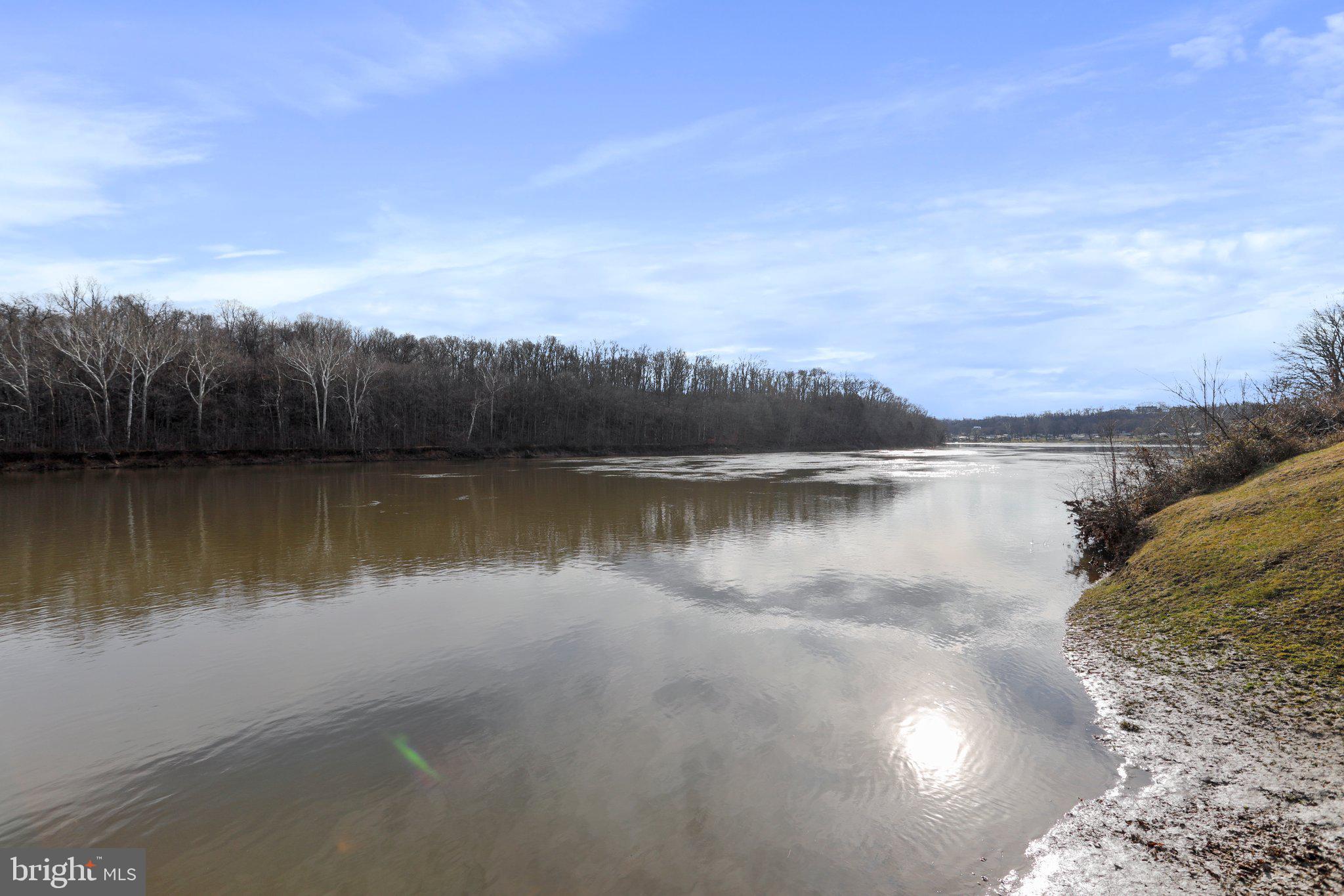 CROSSINGS ON THE POTOMAC - Land
