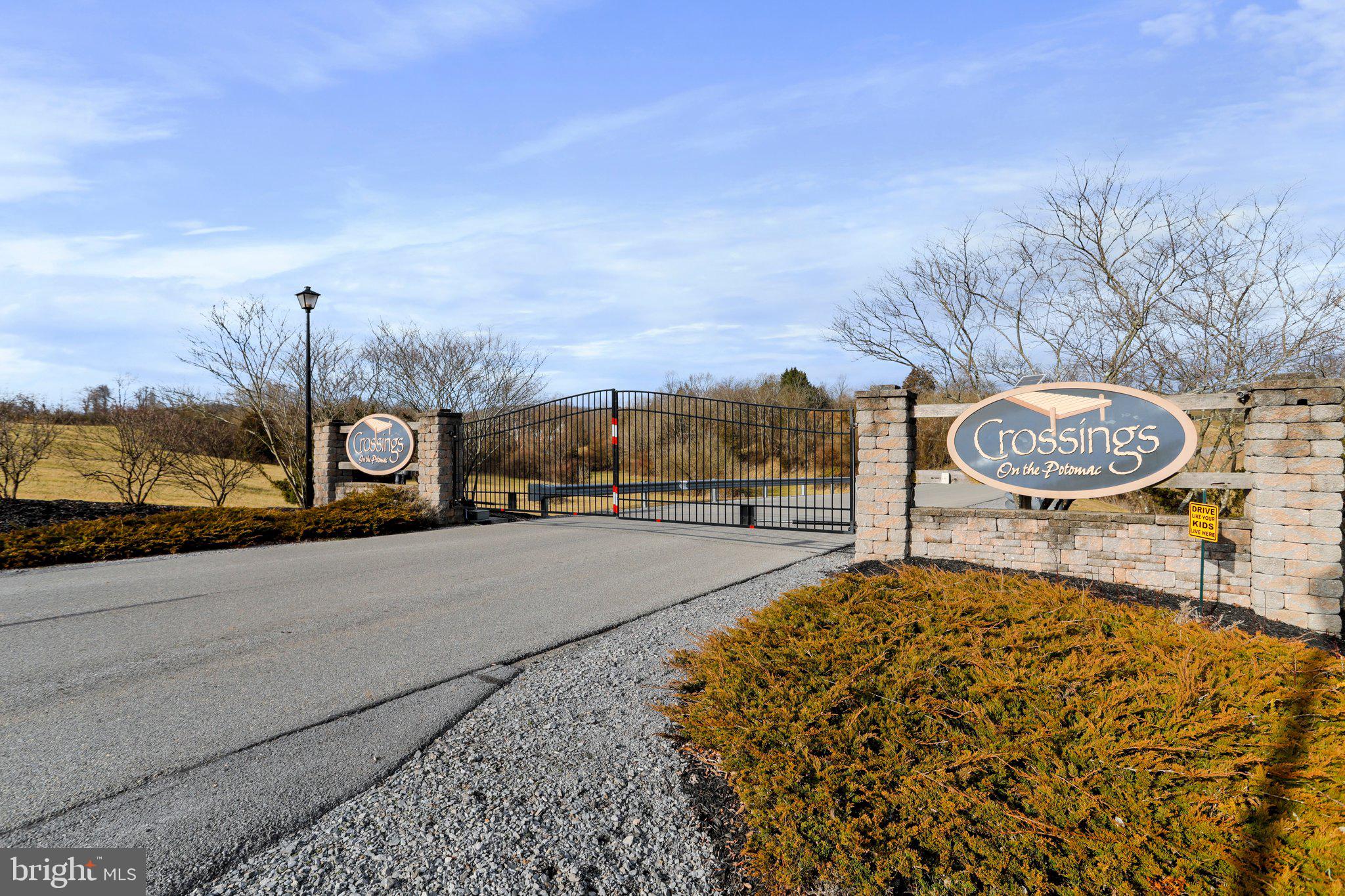 CROSSINGS ON THE POTOMAC - Land