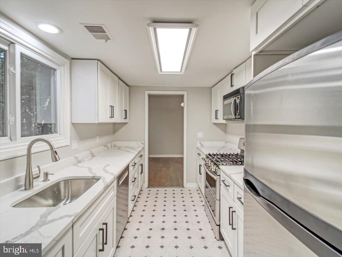 NEW MARK COMMONS - Residential Lease