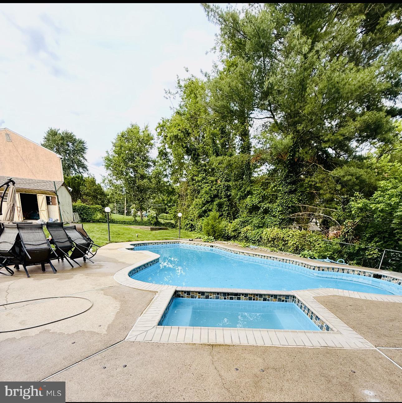 SAW MILL VALLEY - Residential