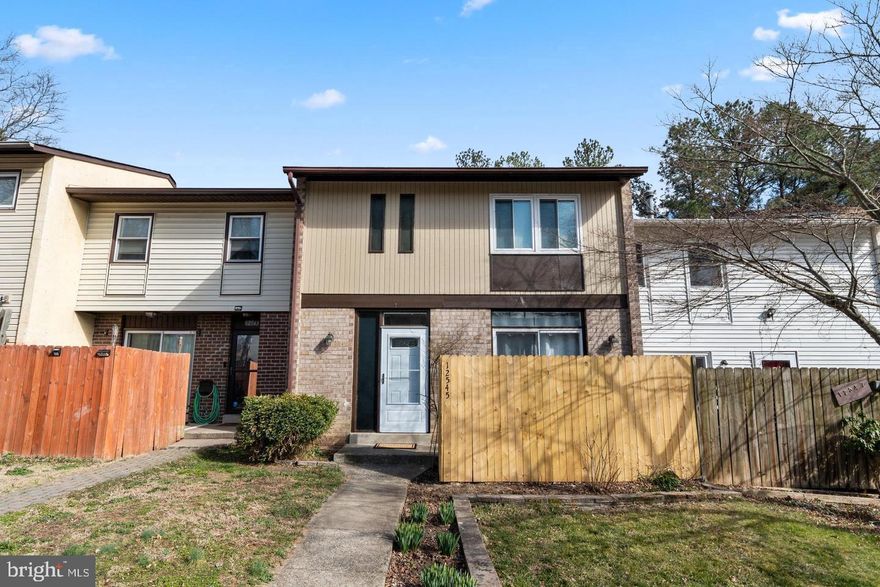DO NOT CALL OR TEXT STEVEN BENITEZ OR THE LISTING AGENT
Nice townhouse in Lakeridge with a deck and 2 reserved parking spaces at the front of the house and more parking on the street
Available in May or Mid May