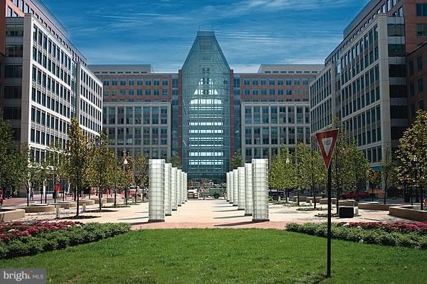 CARLYLE TOWERS CONDOMINIUM - Residential Lease