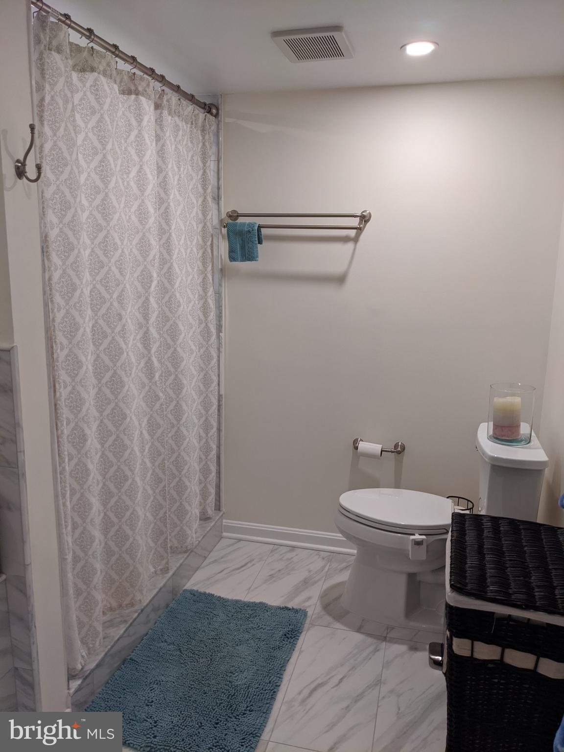 CARLYLE TOWERS CONDOMINIUM - Residential Lease