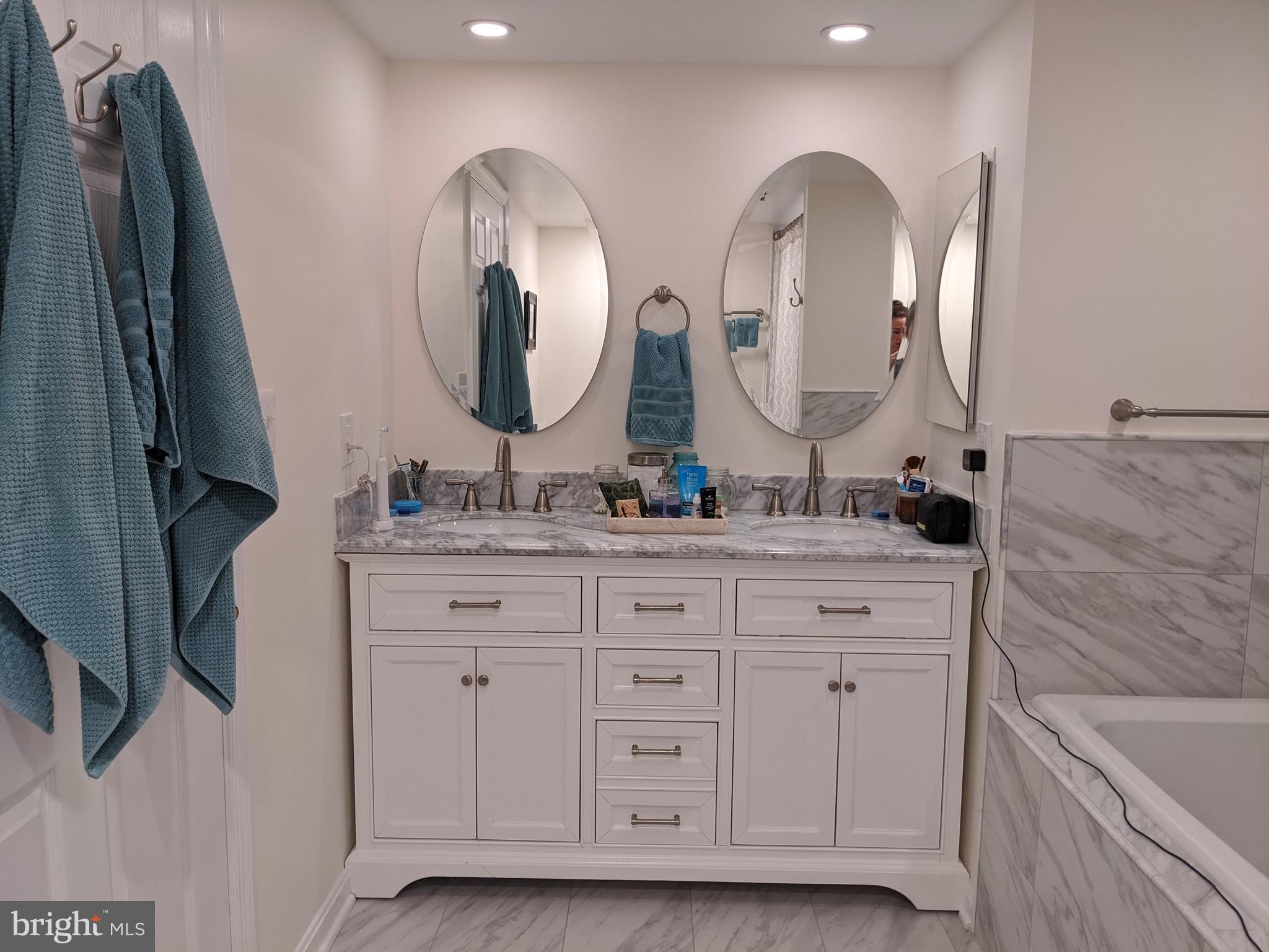 CARLYLE TOWERS CONDOMINIUM - Residential Lease