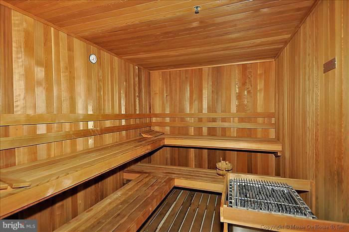 CARLYLE TOWERS CONDOMINIUM - Residential Lease