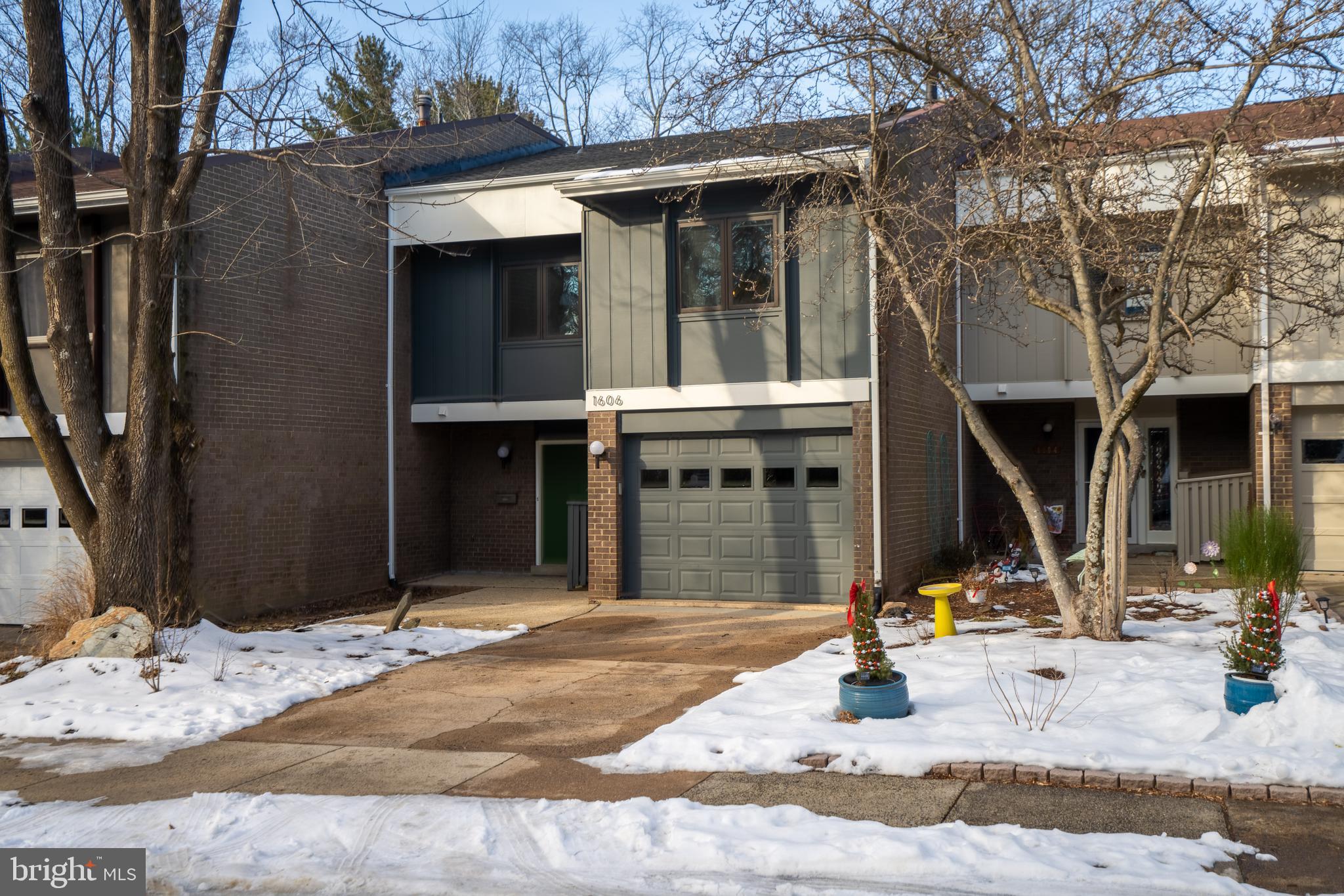 1606 GREENBRIAR COURT