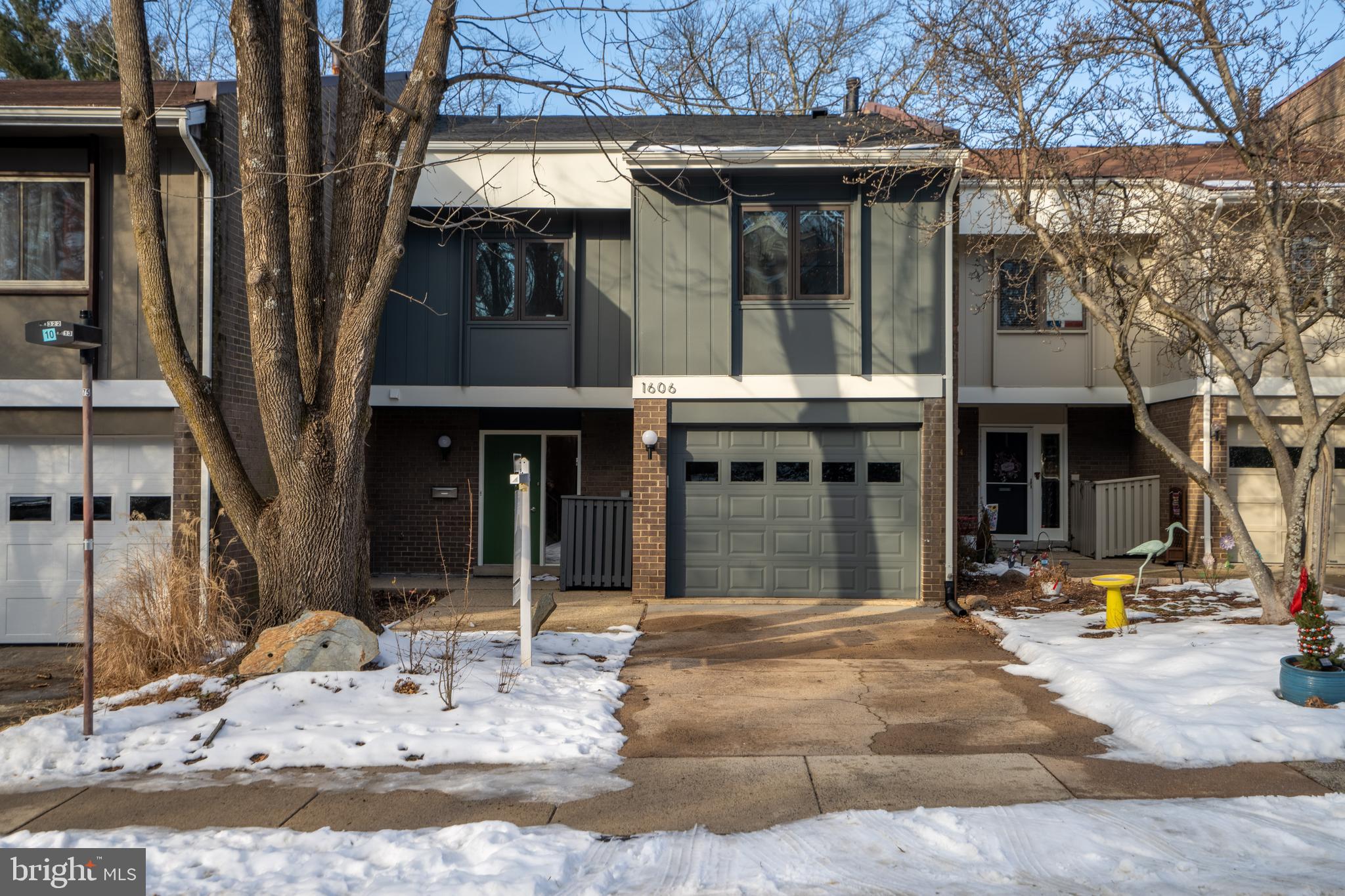 1606 GREENBRIAR COURT