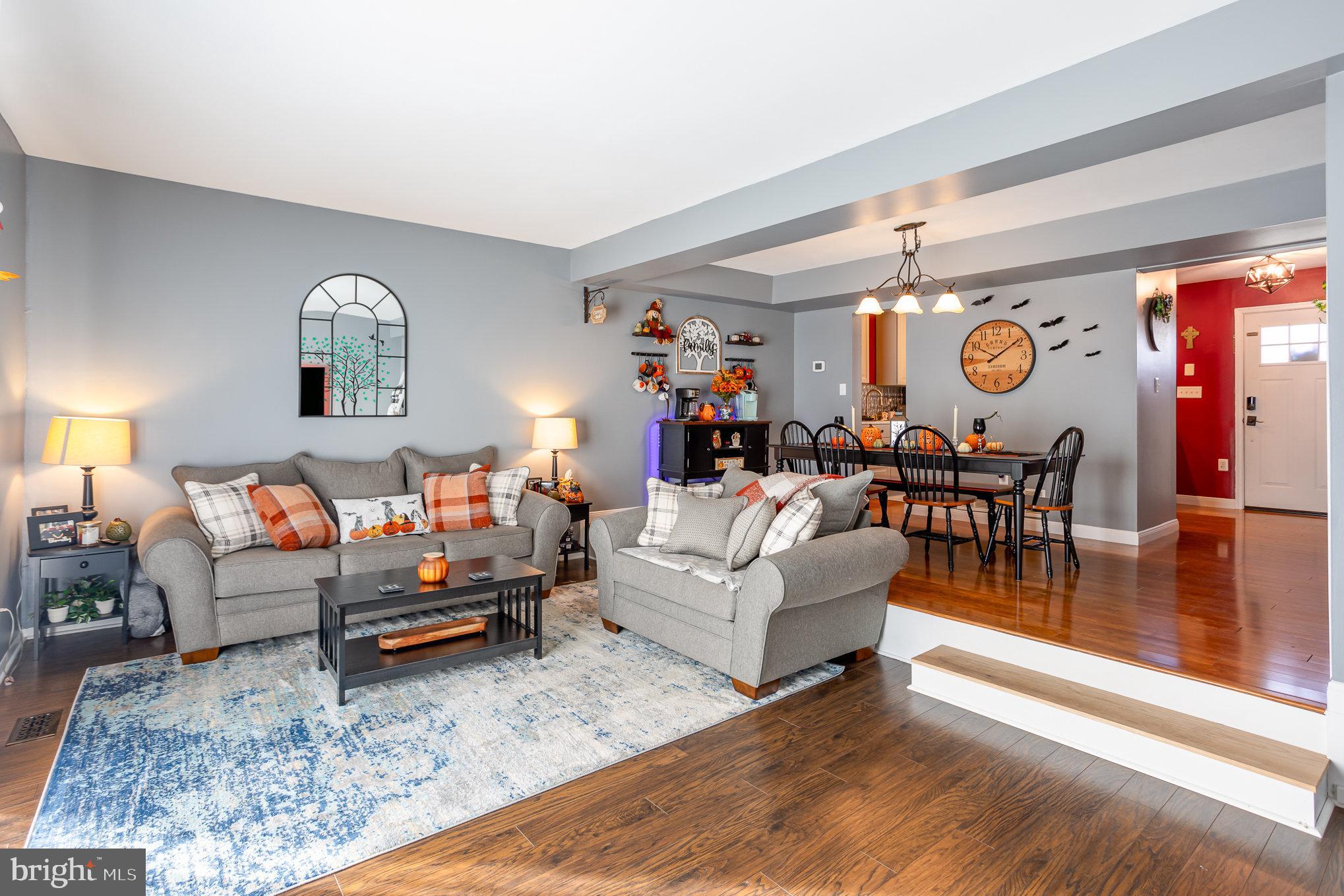 SEVEN COURTS - Residential