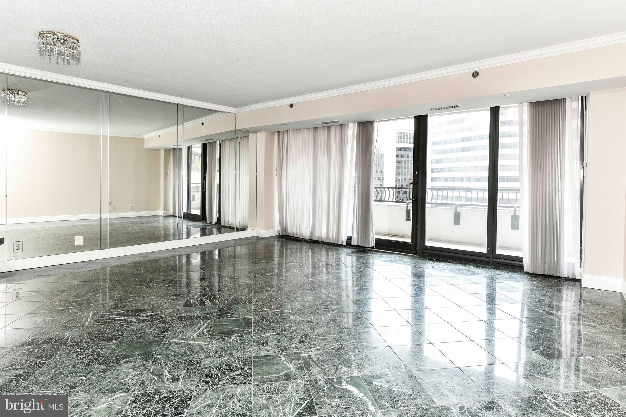 CRYSTAL CITY - Residential Lease