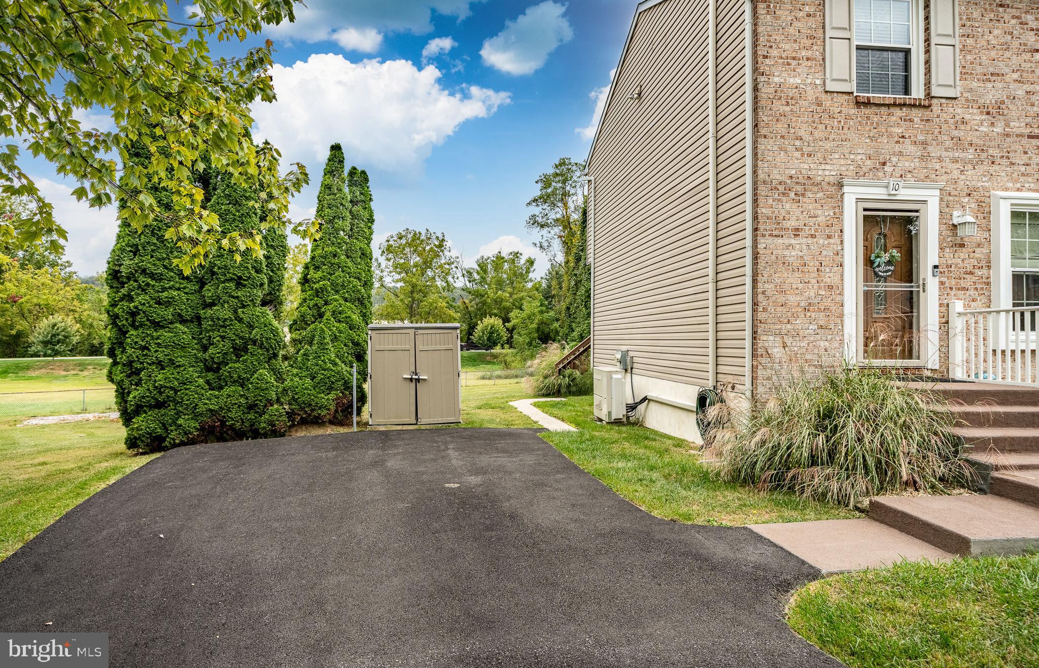 10 COURTNEY LANE