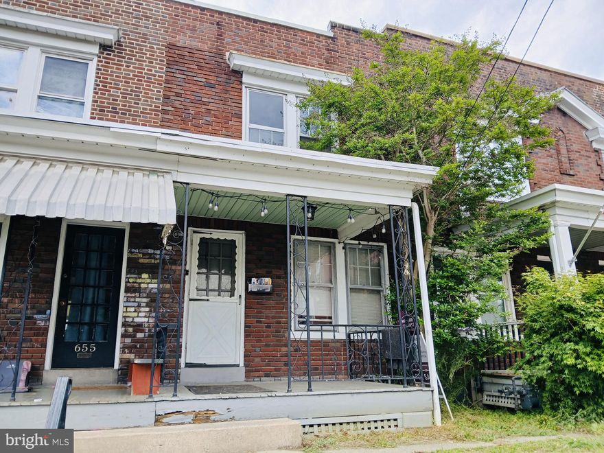 Investment opportunity in fantastic Lancaster location. Open living room and kitchen area, two bedrooms, one full bathroom, large basement with walkout. Back patio and fenced in yard. Gas heat. Original banister and wood trim. Walkable to Lancaster Brewing Company, JP McCaskey High School, and Reservoir Park. Minutes from route 30 and 222.