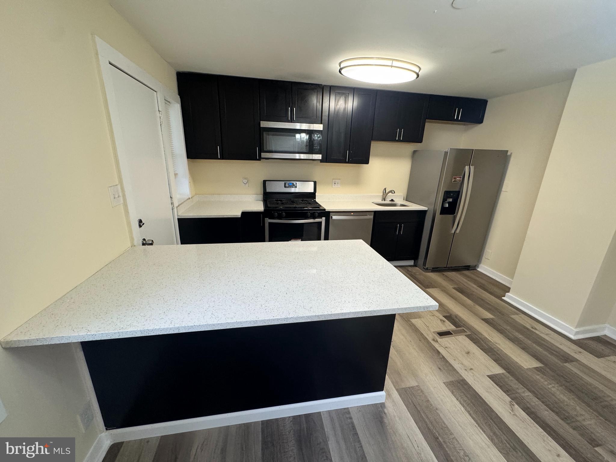 BEVERLY HILLS - Residential Lease