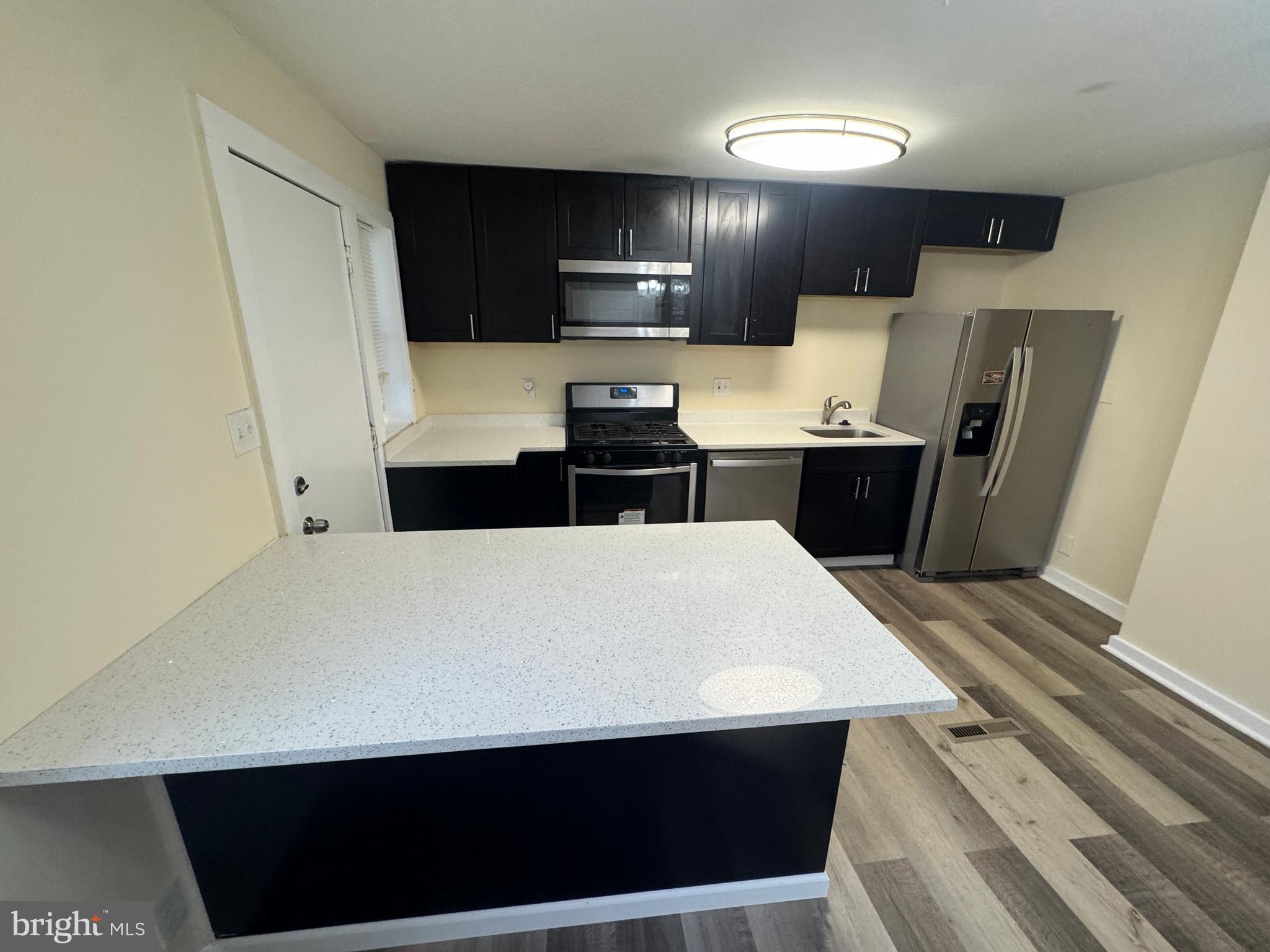 BEVERLY HILLS - Residential Lease