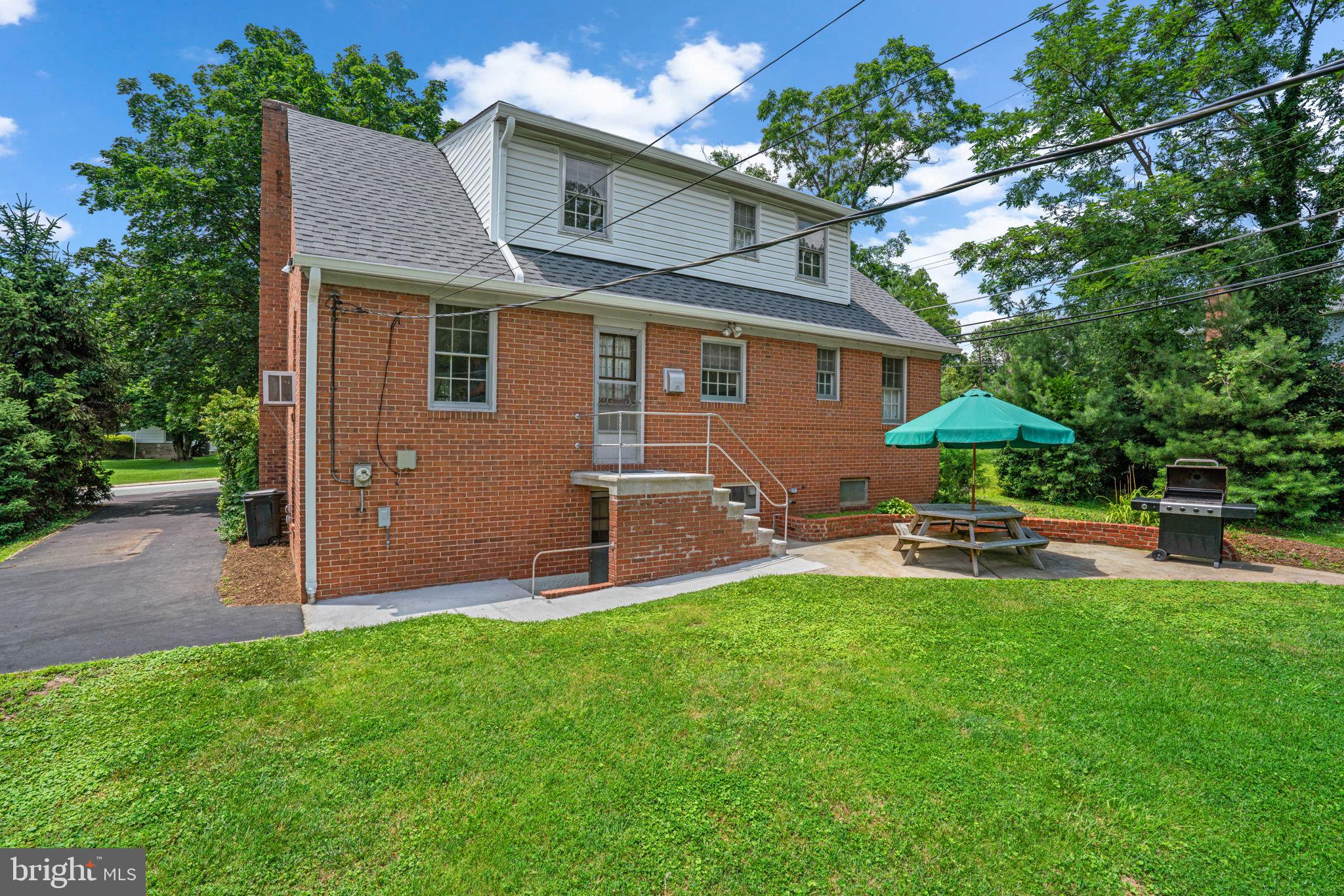 825 FAIRWAY AVENUE