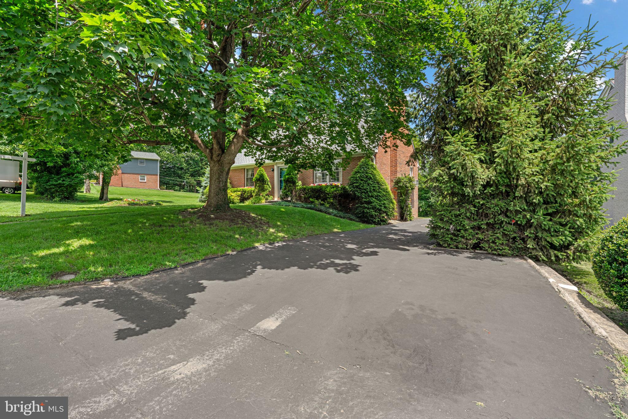 825 FAIRWAY AVENUE