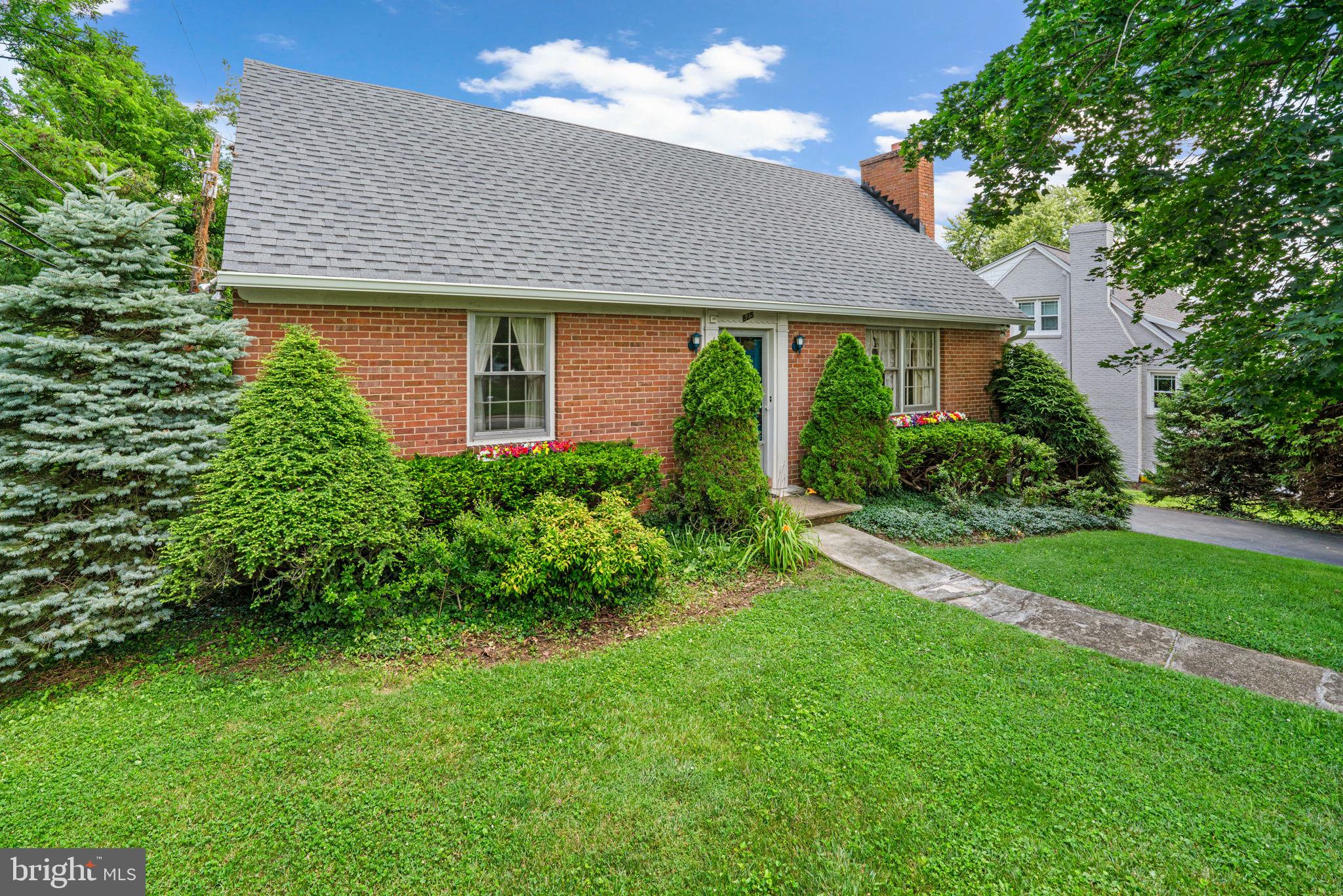825 FAIRWAY AVENUE