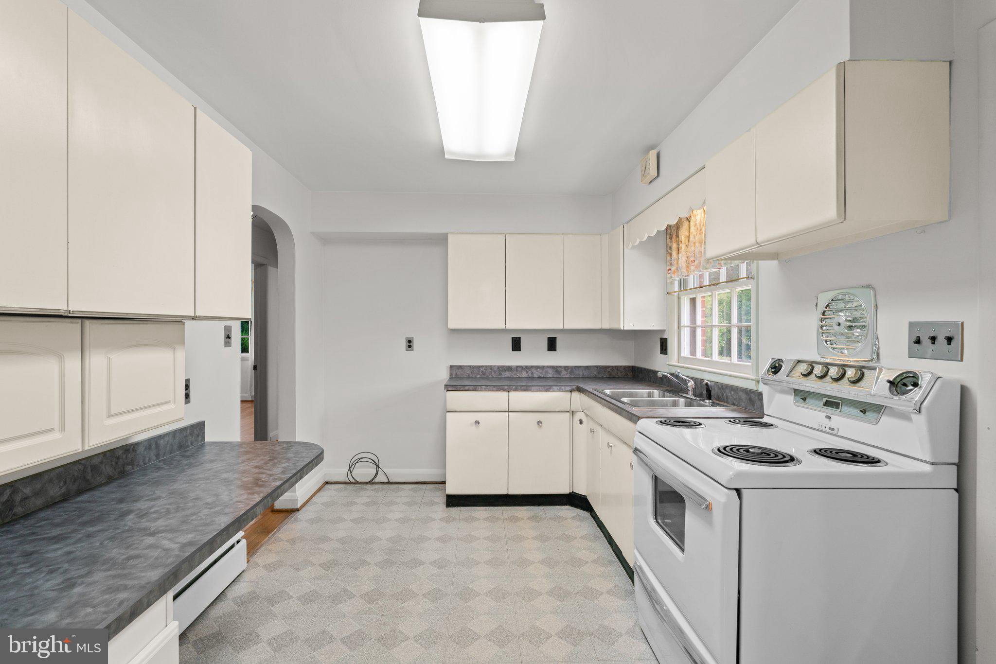 825 FAIRWAY AVENUE