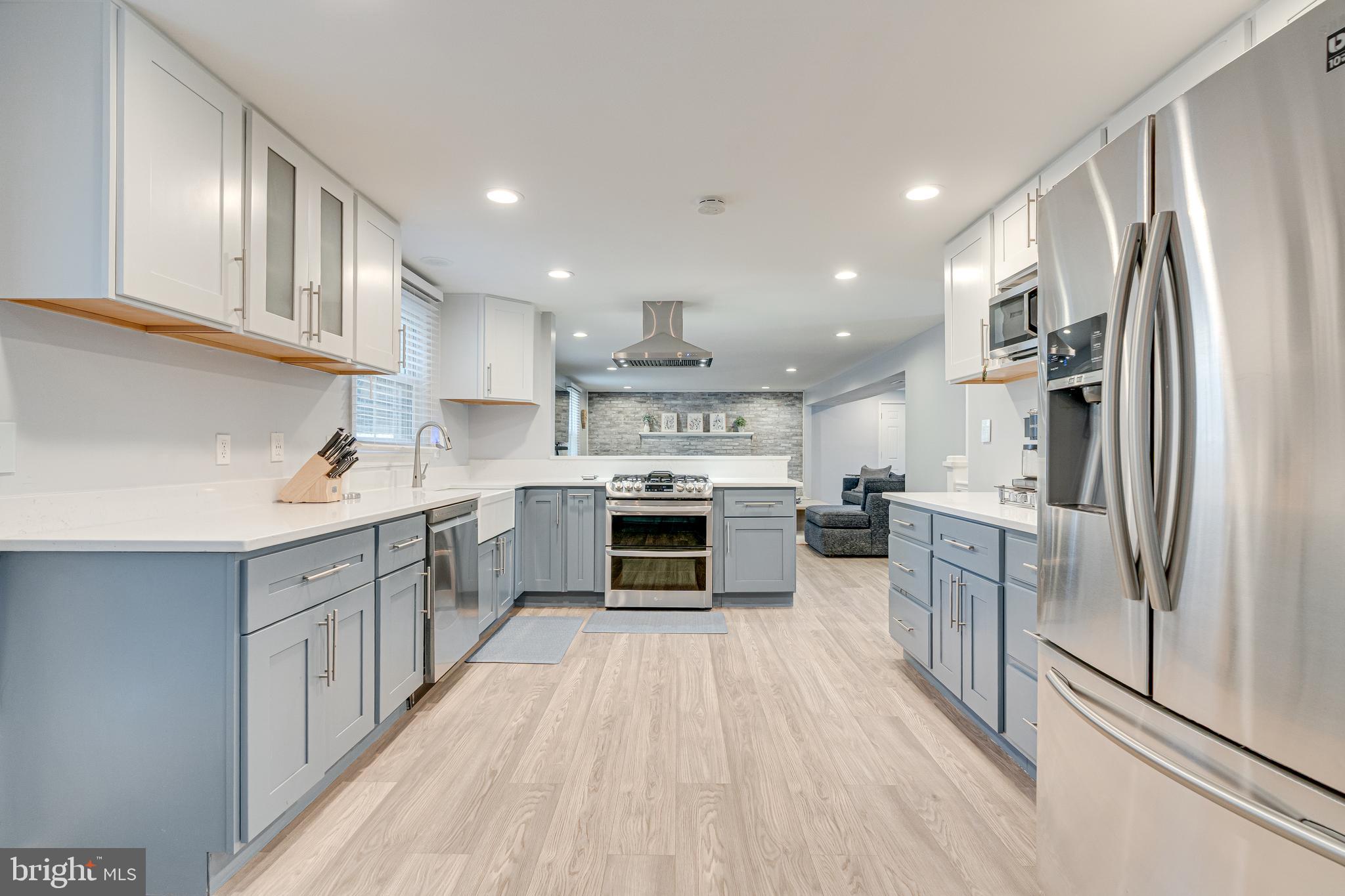 MONTGOMERY SQUARE - Residential