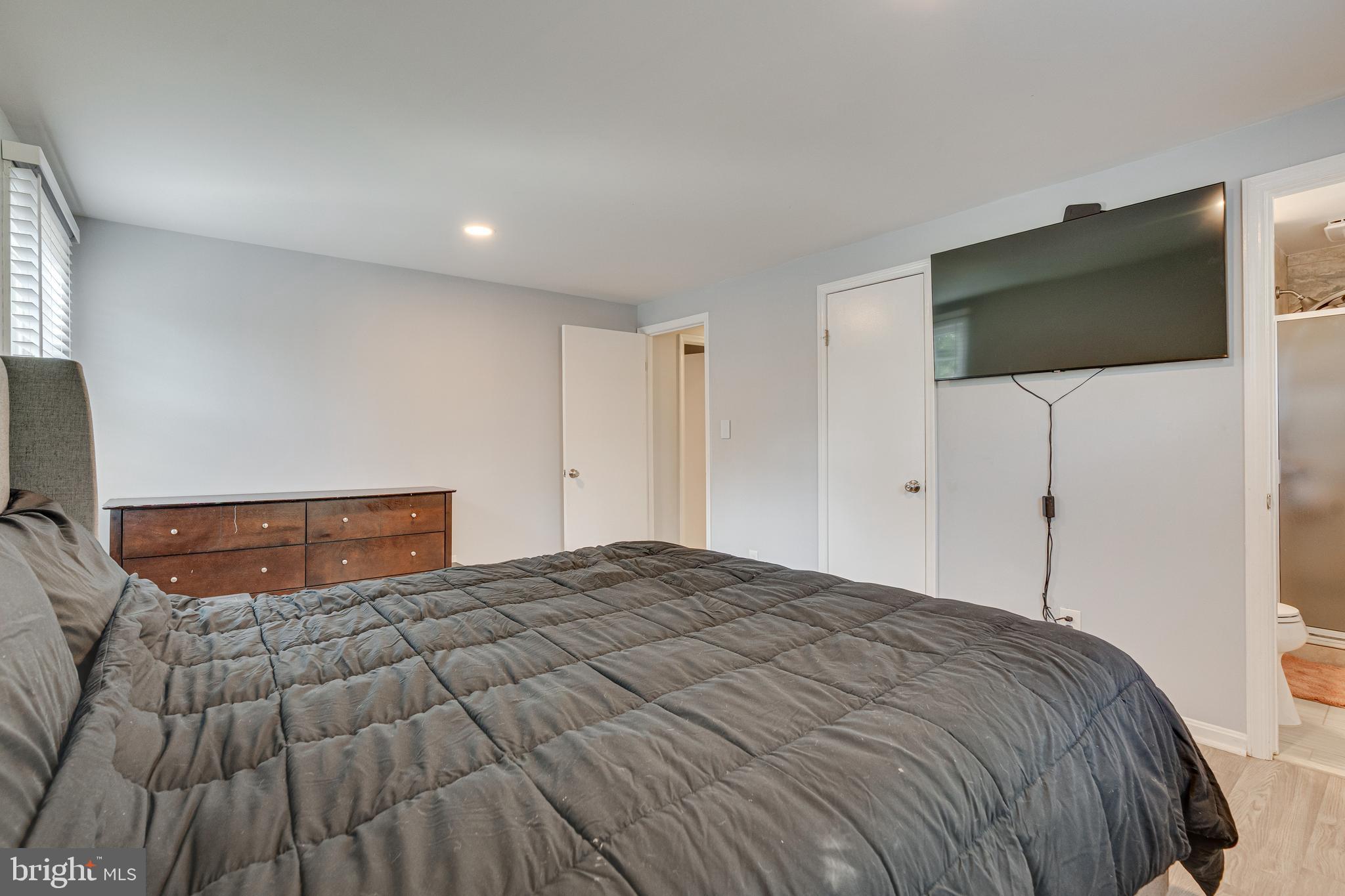 MONTGOMERY SQUARE - Residential