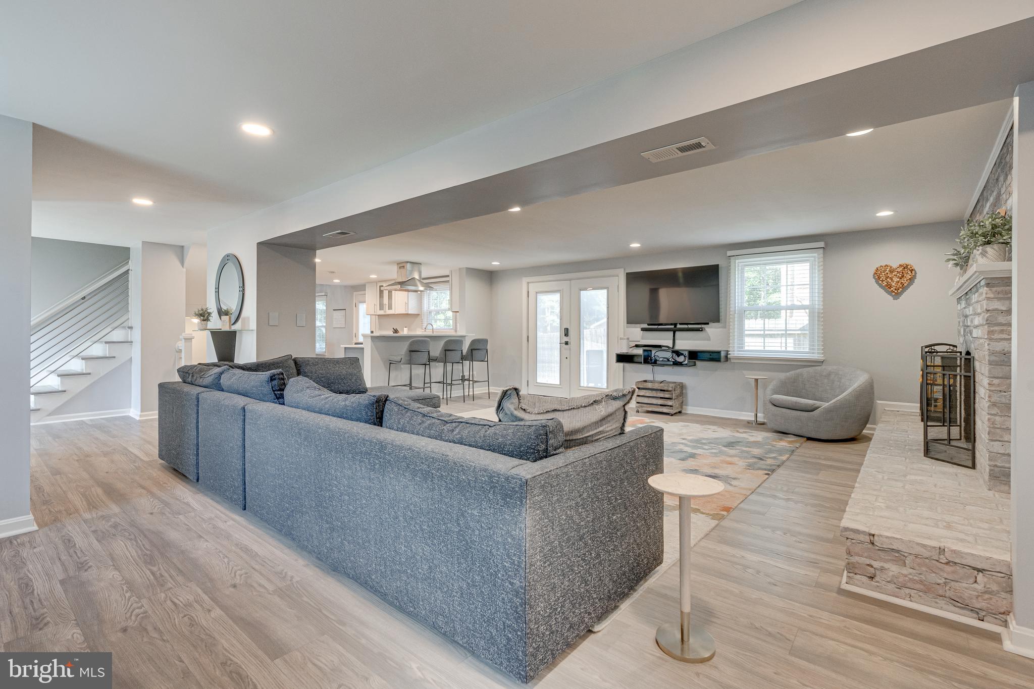 MONTGOMERY SQUARE - Residential