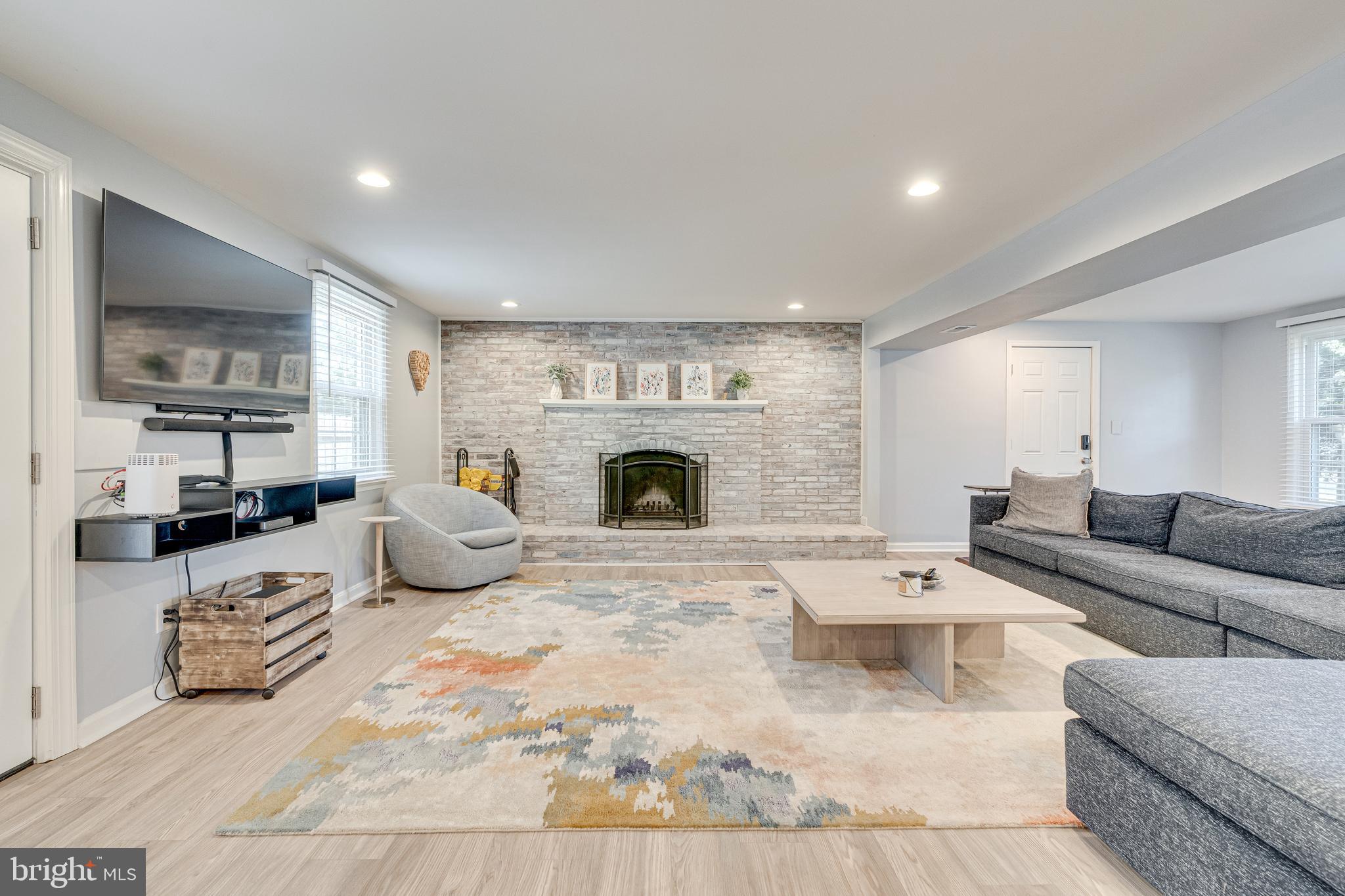 MONTGOMERY SQUARE - Residential